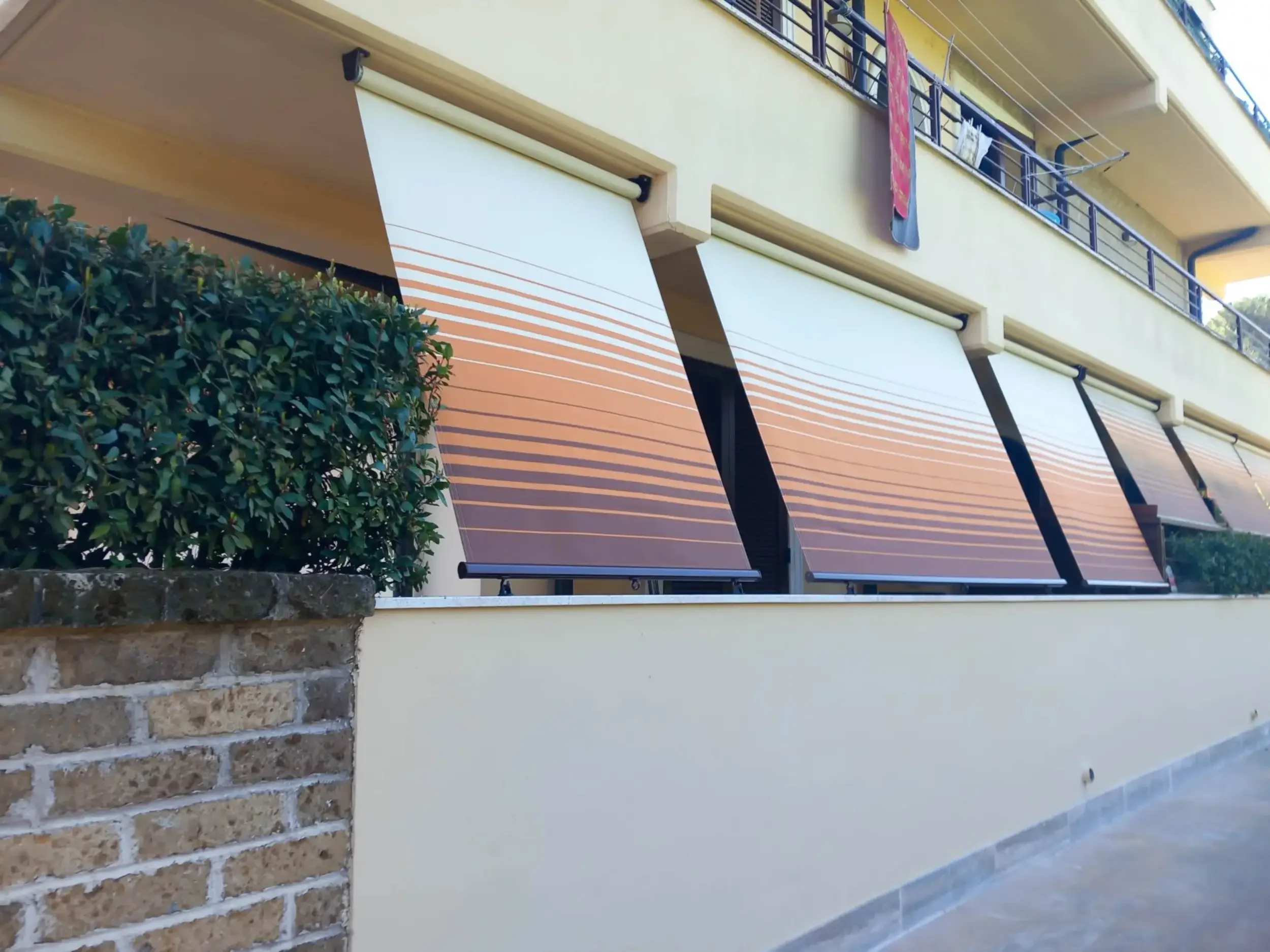 Esterno: Terrazza al piano terra con tende a caduta multicolori Tempotest.