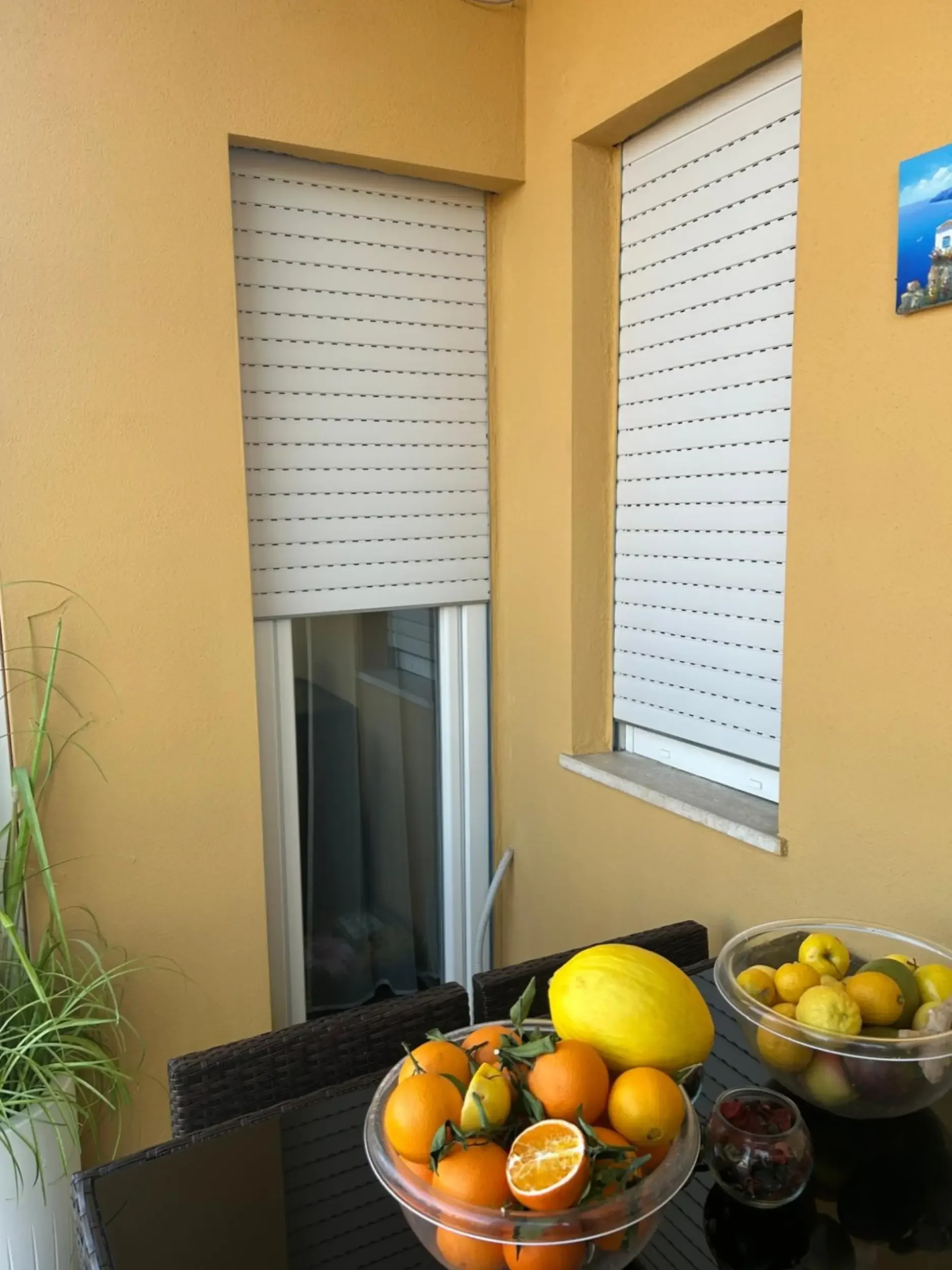 Esterno: Avvolgibili in PVC per finestre e porte balcone installati a Roma.