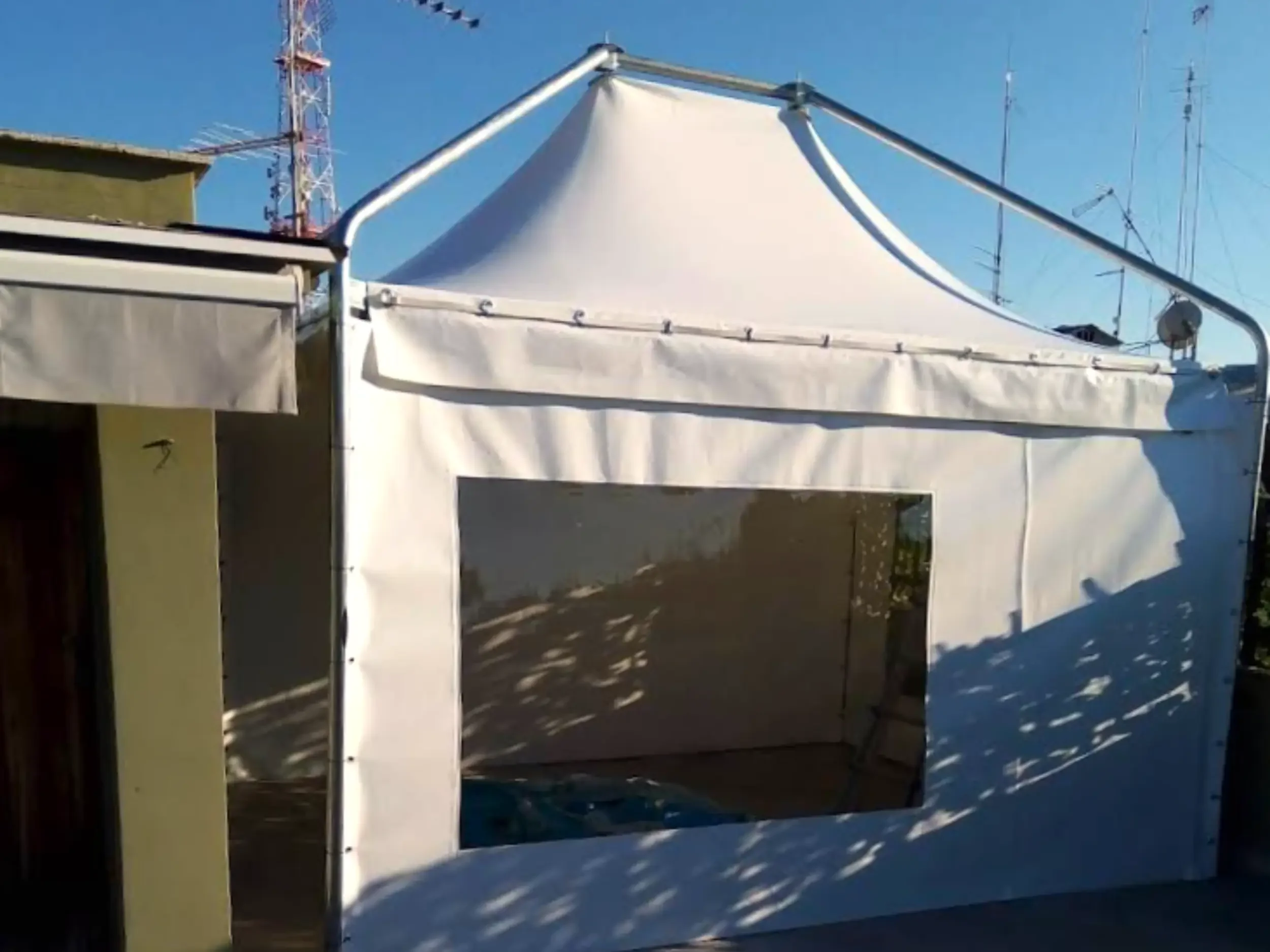 Esterno: Gazebo in alluminio con pareti chiuse in PVC per spazio tetto a Roma.