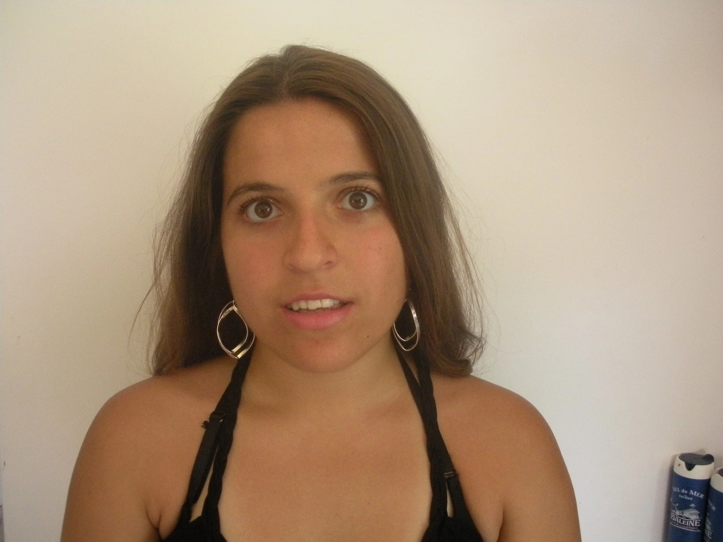 Portrait de Sofia Paoli à 23 ans, avant de devenir mère, à une période de sa vie où elle s’adaptait sans cesse aux autres et mettait ses propres besoins de côté.