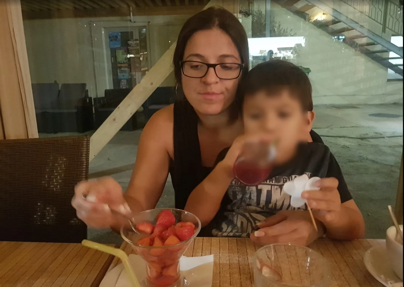 Sofia, mère au foyer, partage un moment tendre avec son fils. Derrière son sourire, on devine la fatigue et l’oubli d’elle-même.
