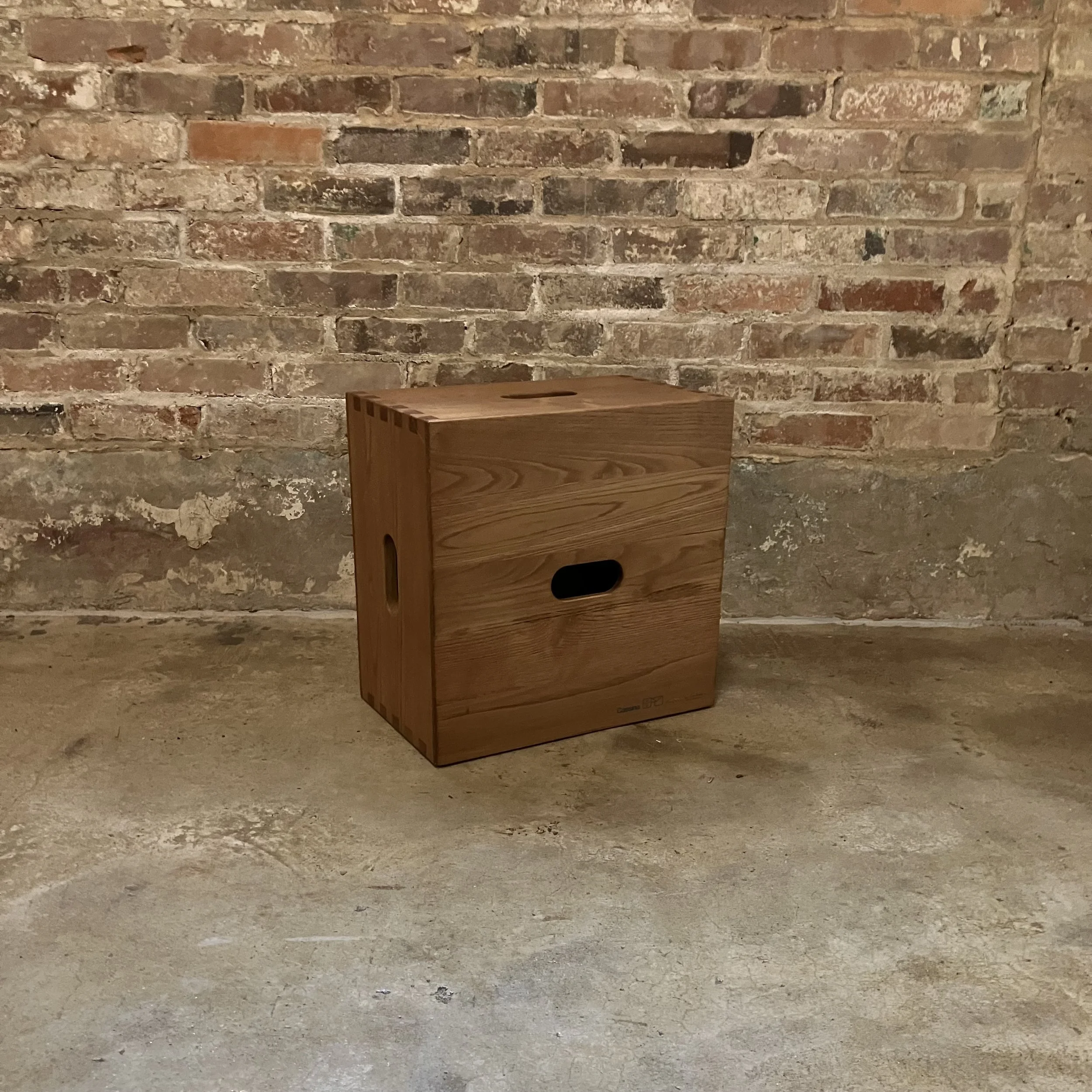LC14_tabouret_cabanon_solid_chestnut_4.jpeg