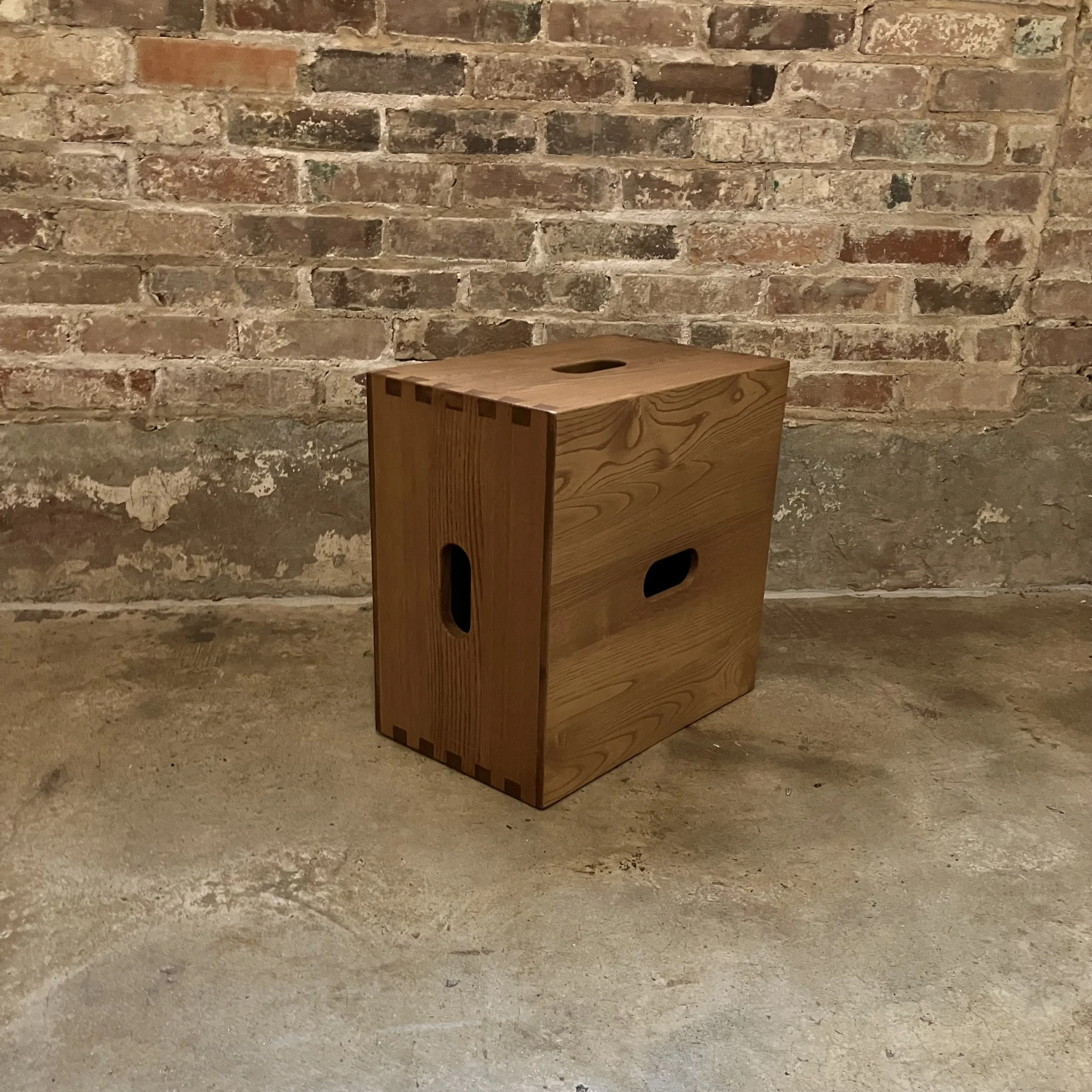LC14_tabouret_cabanon_solid_chestnut_3.jpeg