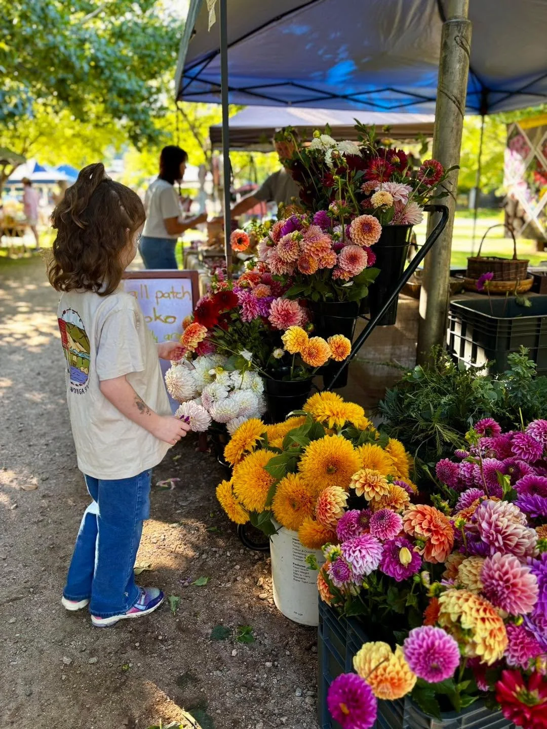 Did you get a chance to stop and smell the dahlias yesterday? 🌸

What a beautiful market it was &mdash; perfect weather, relaxed vibes, and the sweetest tunes by Millie Smith floating through Hydro Park. It was one of those mornings where everything