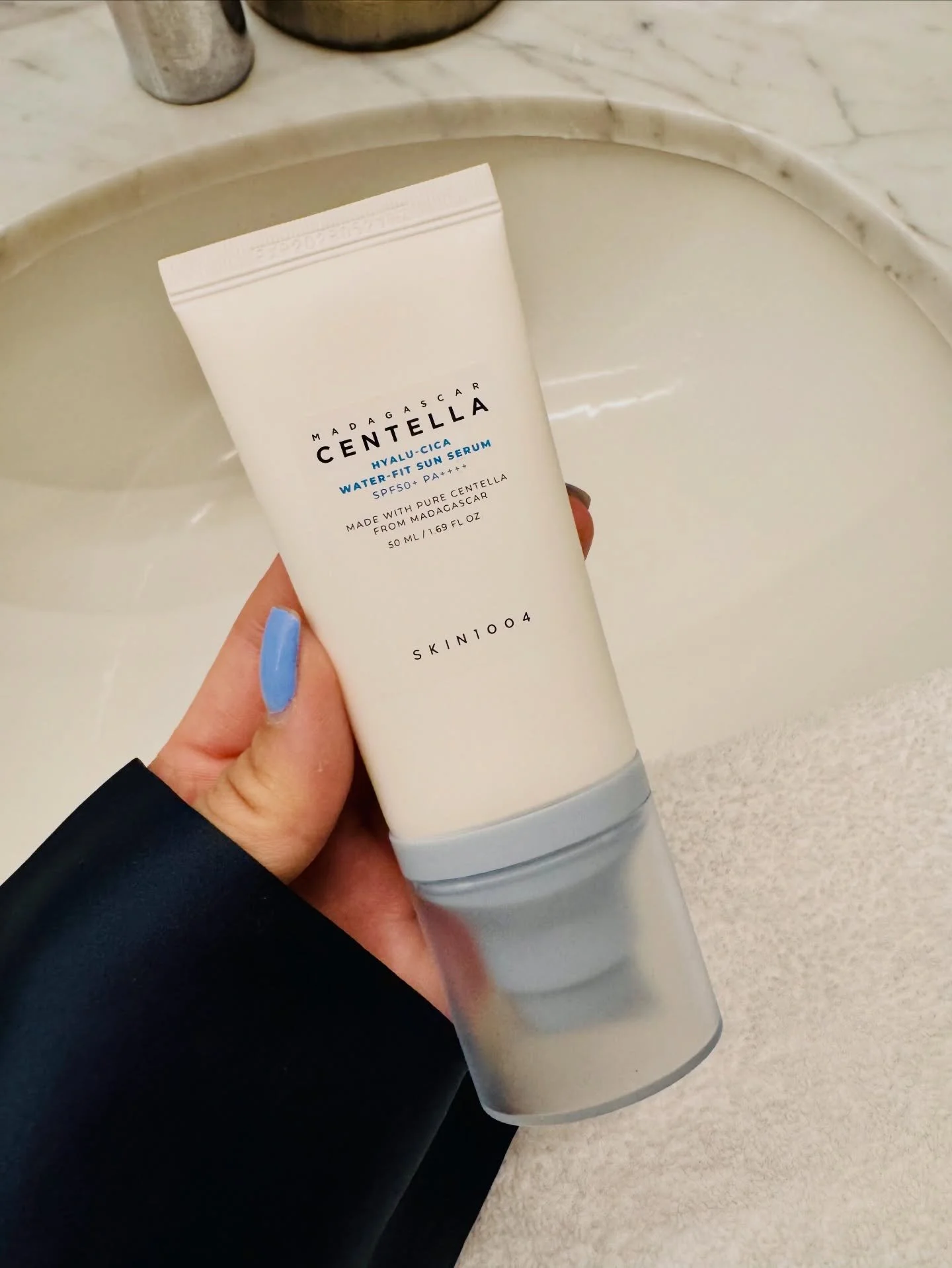 El paso que nunca me salto ☀️💧

Mi protector solar favorito del momento: SKIN1004 Hyalu-Cica Water-Fit Sun Serum con SPF50+
Ligero, hidratante y cero sensaci&oacute;n pesada, perfecto para uso diario, incluso si no te maquillas🤍 

Una piel bonita e