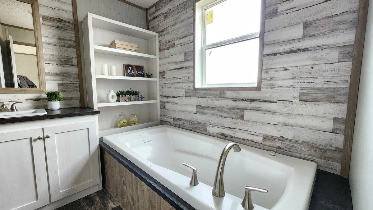 clayton-edge-mobile-home-master-bathroom-tub-vista-grove-san-antonio.jpg