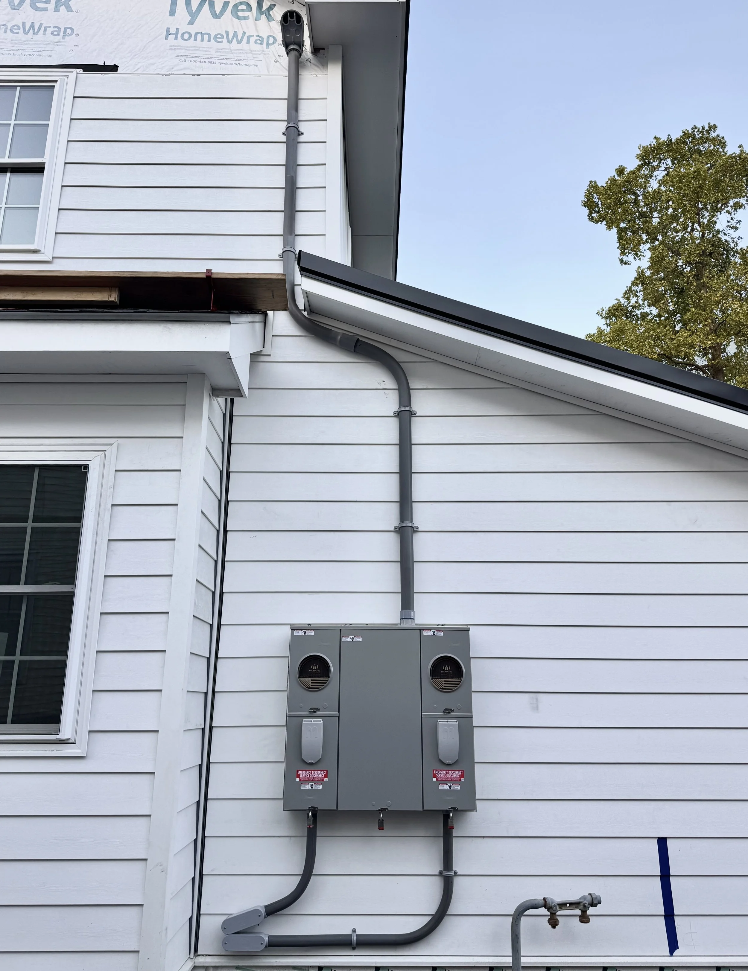 Oranssi carpenter using bench saw