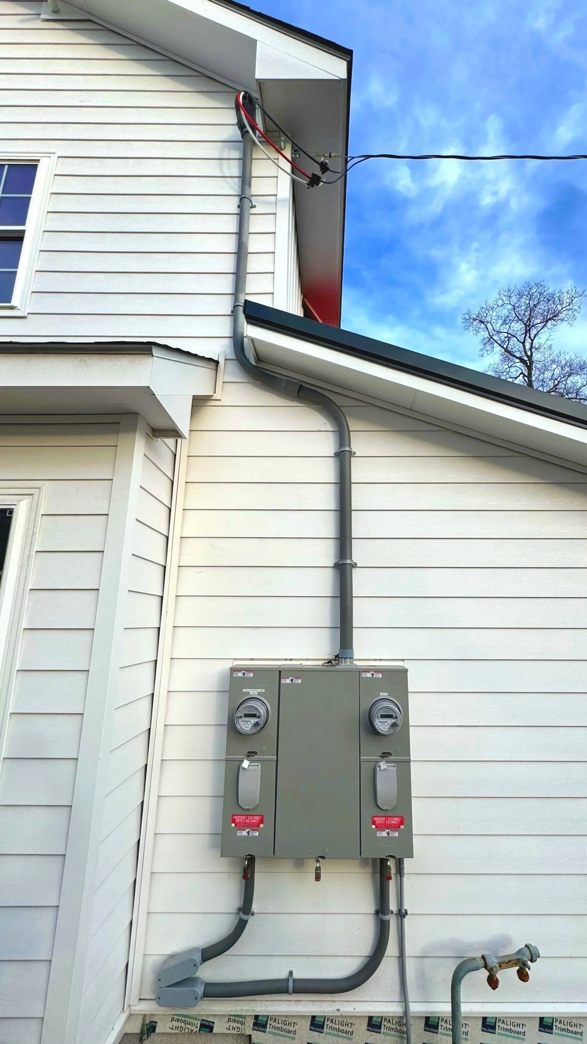 Oranssi carpenter using bench saw