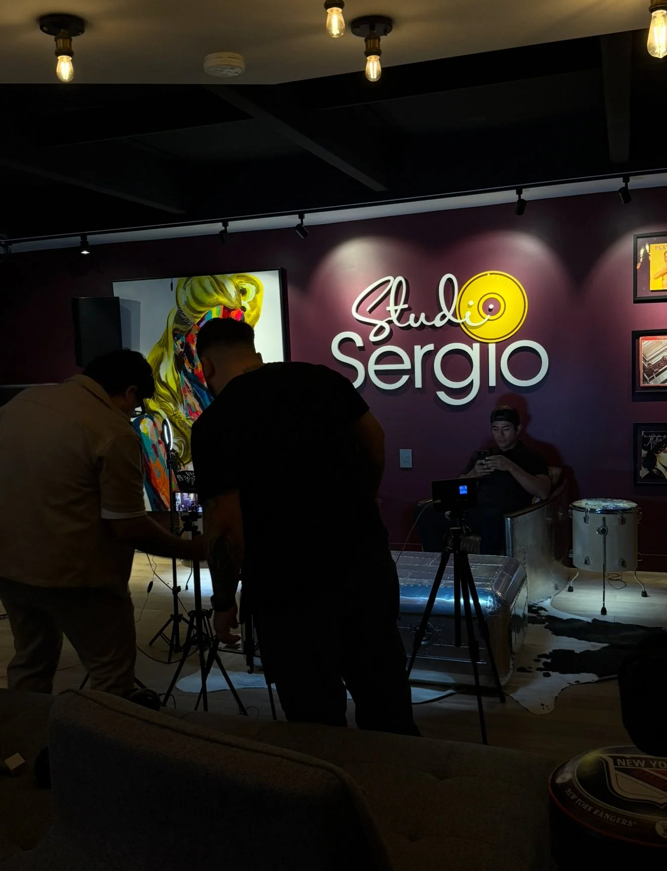 Le créateur Diego Saul Reyna en tournage au Studio Sergio, à Terrebonne. Les Productions Studio Sergio offre des espaces professionnels pour la production musicale, audiovisuelle et de podcasts, accueillant artistes et créateurs du Grand Montréal et 