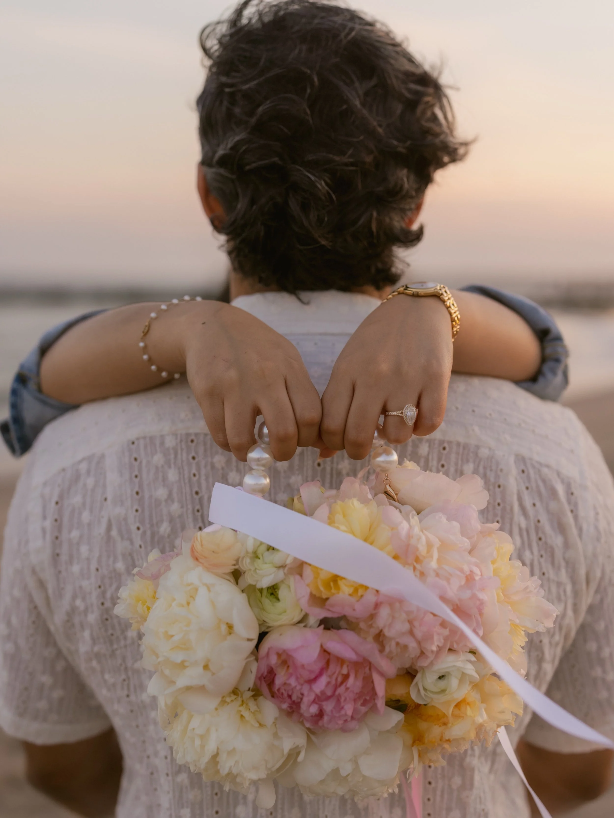Peony bridal purse for the most enchanting engagement shoot 🌸👛

Couple: @sanikakarnik @_ajayjoshy_ 
Photography: @3rdperspectivephotography 

#Nycflorist #flowerpurse #weddingflorist #bridal #bouquet