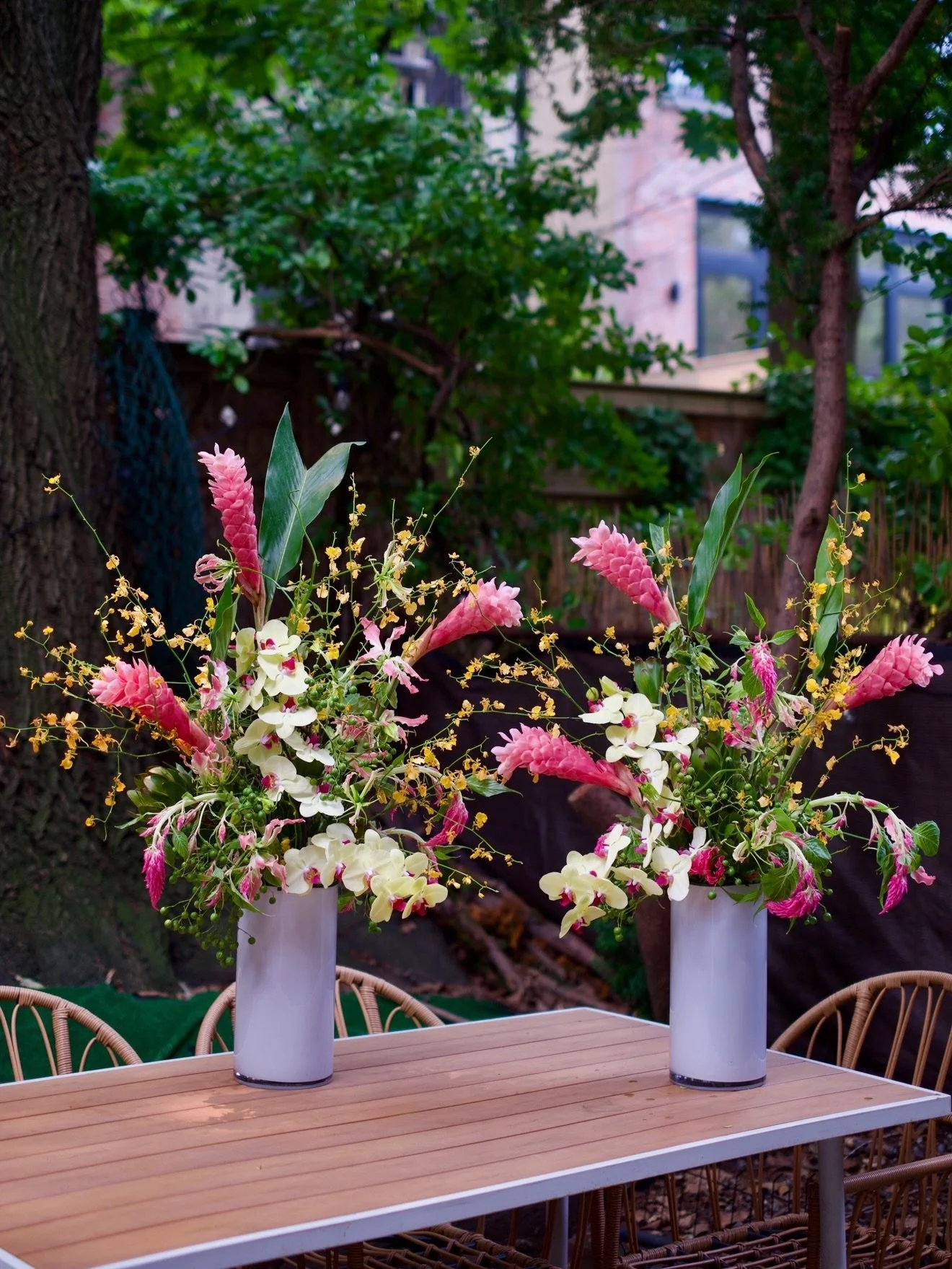 Summer tropical bar arrangements for @morgan.stanley ☀️

#nycflorist #eventflorist #corporateflowers #flowerarrangements