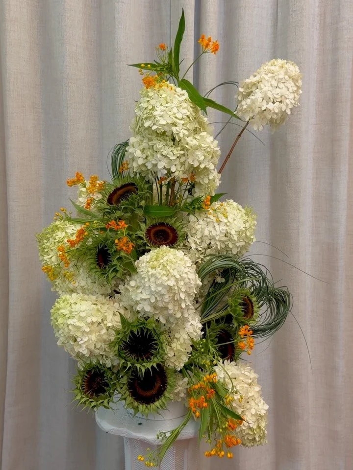 Friday flower serotonin boost 🙂&zwj;↕️ you&rsquo;re welcome ˚˖𓍢ִ໋❀

#nycflorist #floraldesign #sculpturalflowers