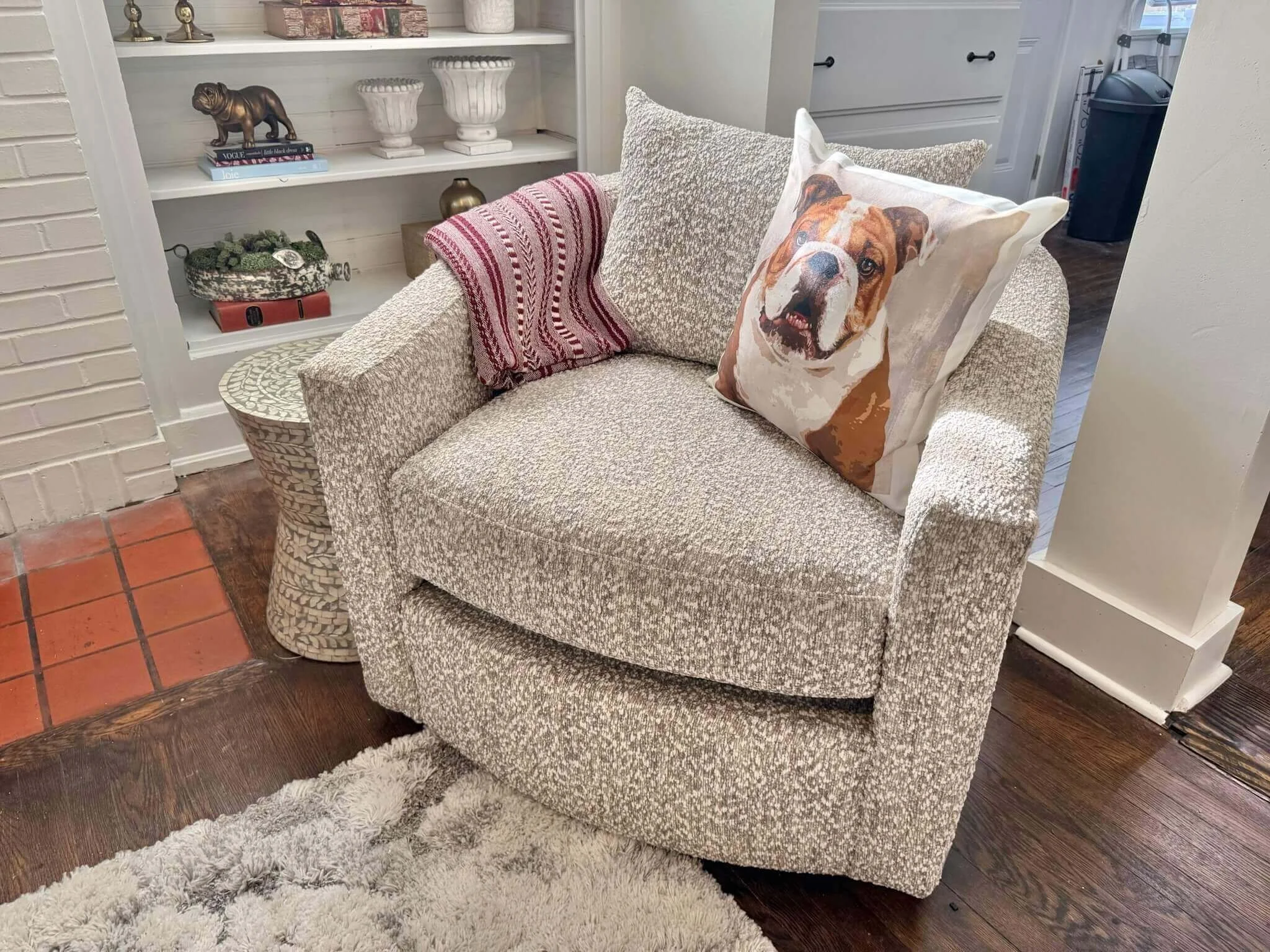 dooey-house-livingroom-chair.JPG