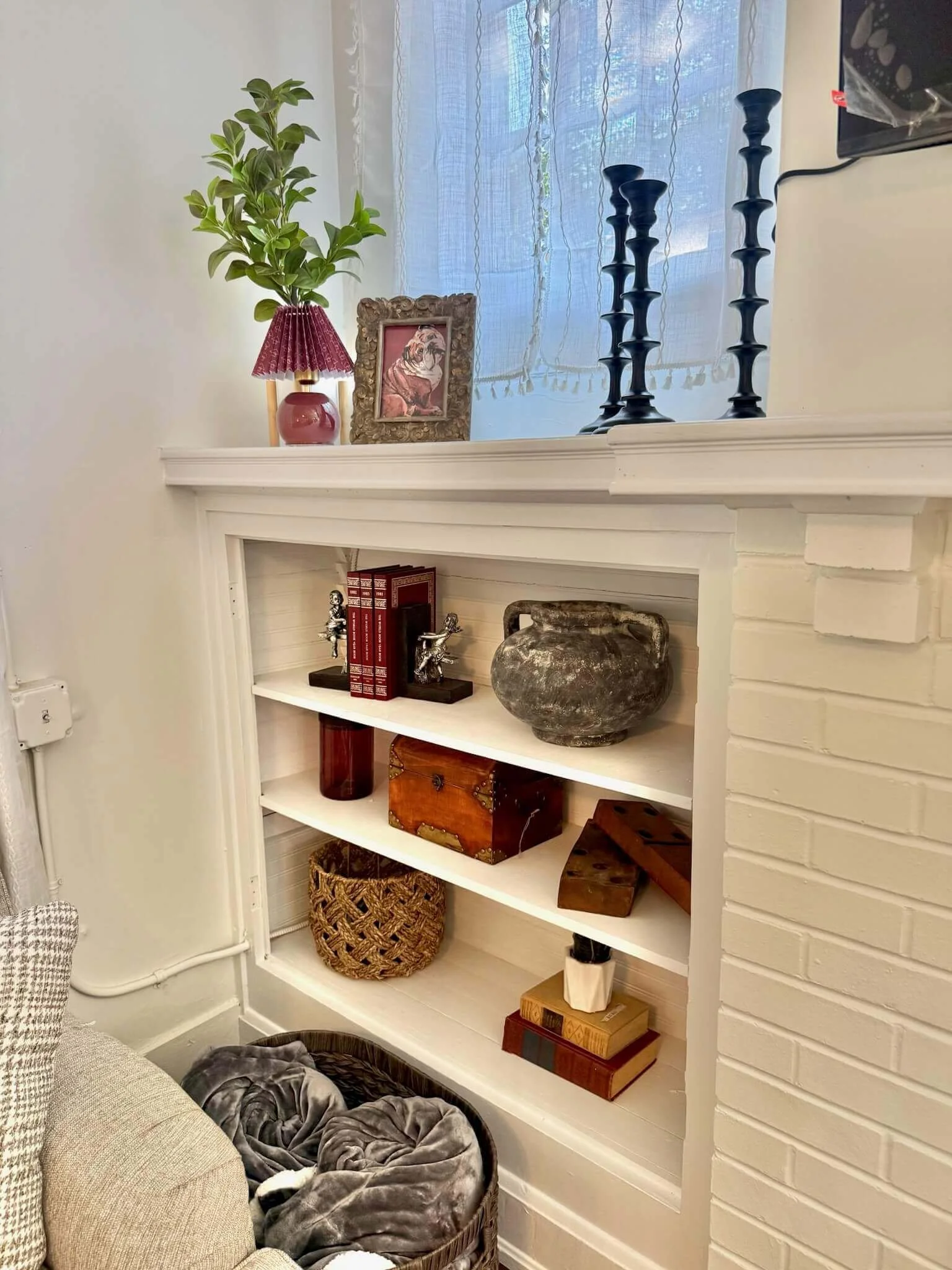 dooey-house-livingroom-shelf.JPG