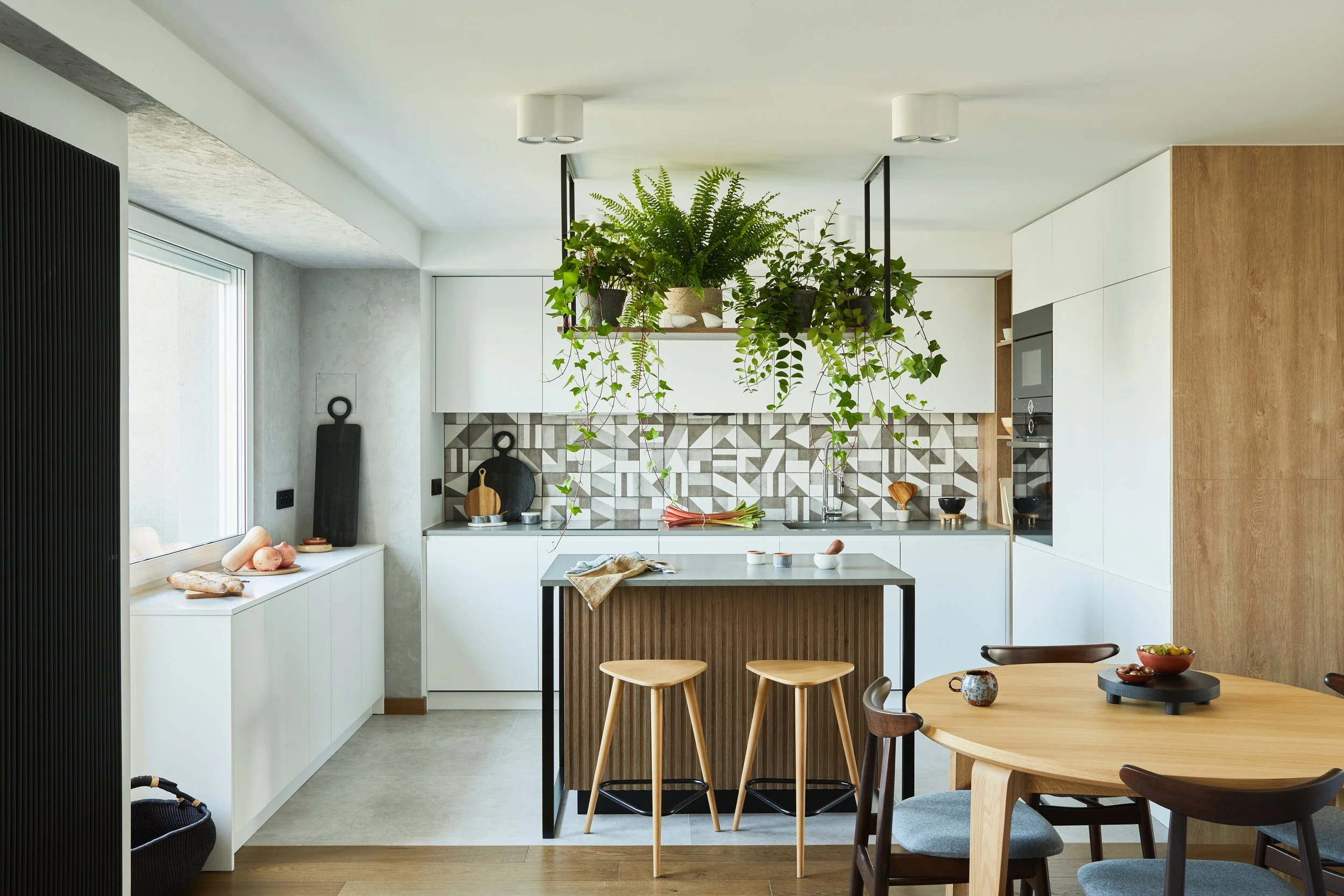 Dining_Room_With_Round_Table_And_Chair_original_1555013.jpg