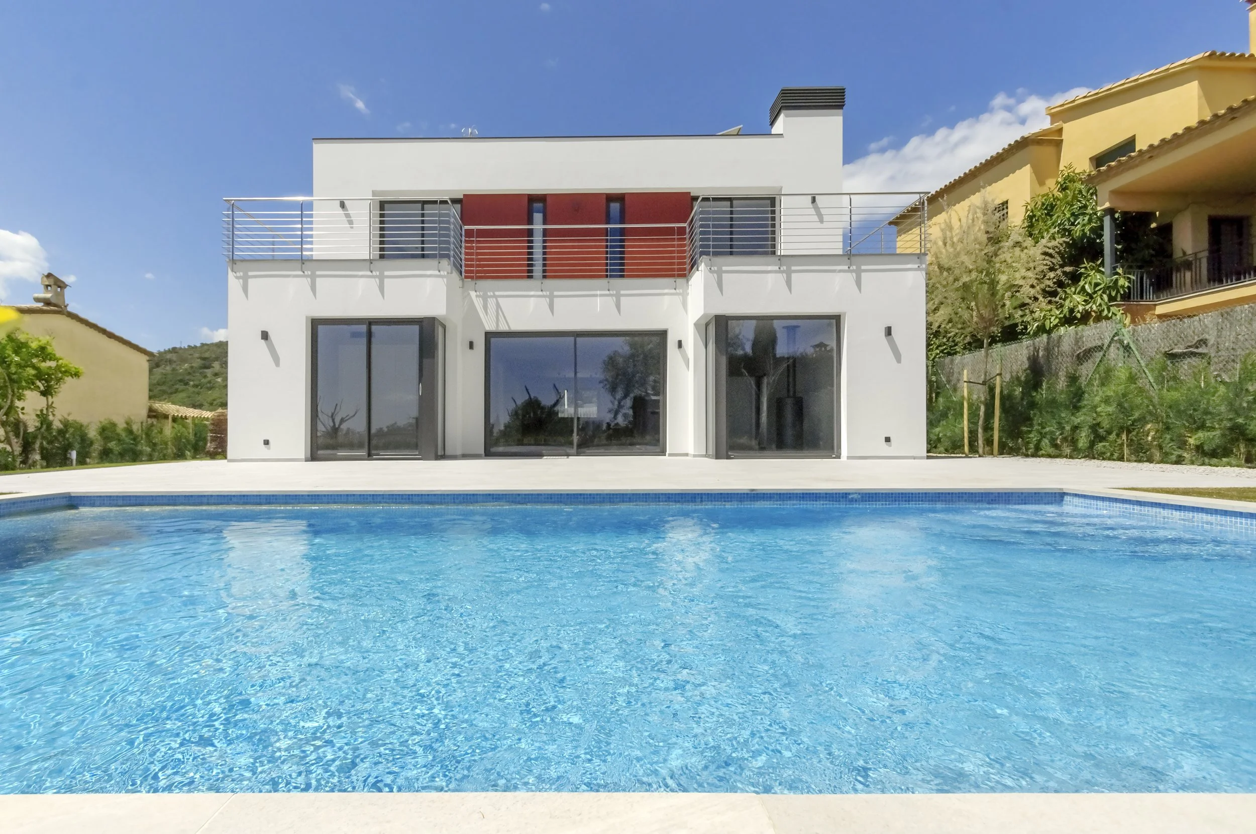 Classic_New_Home_With_Pool_original_1332724.jpg