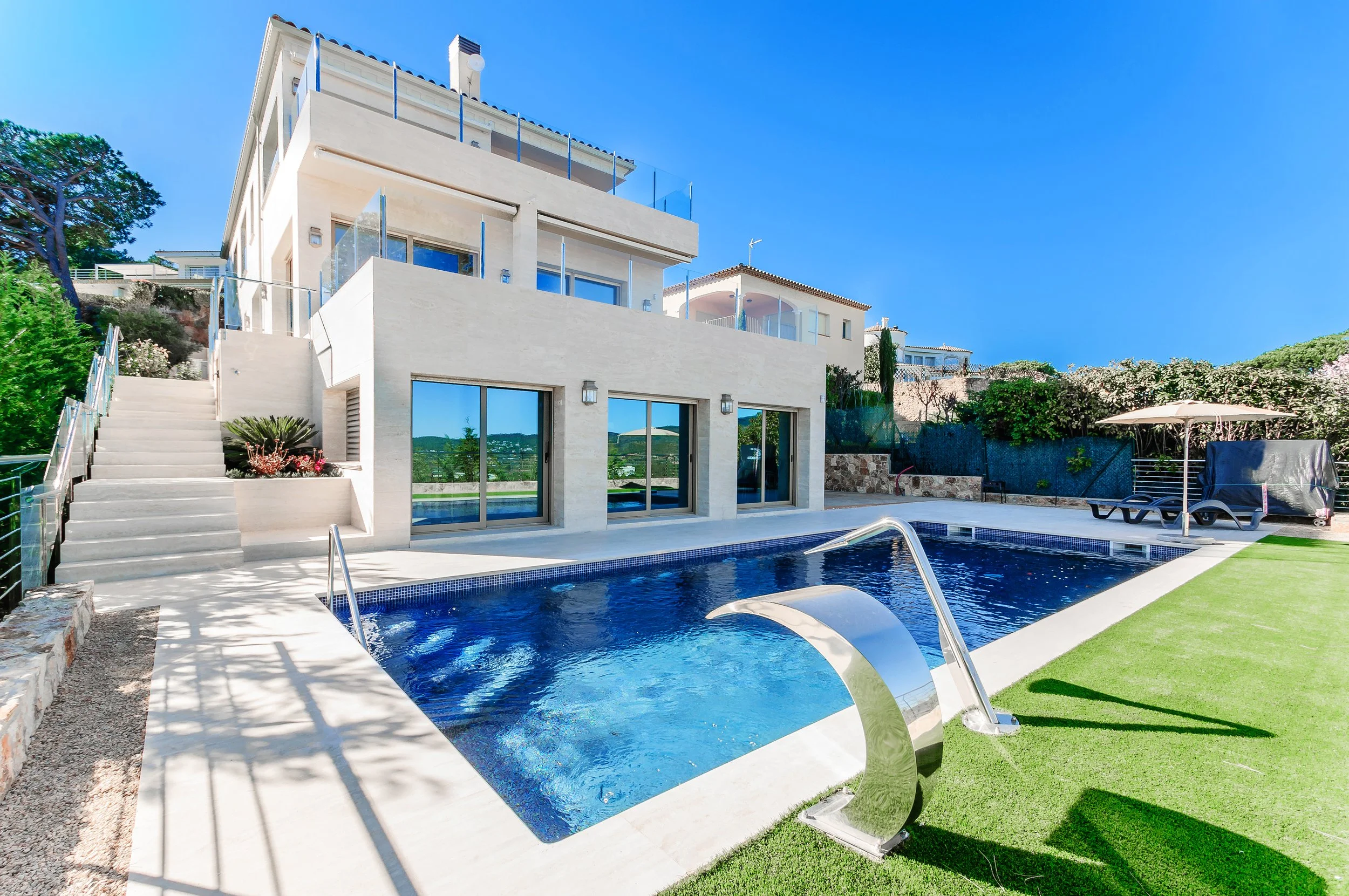 Luxury_Modern_House_With_Swimming_Pool_original_1628817.jpg