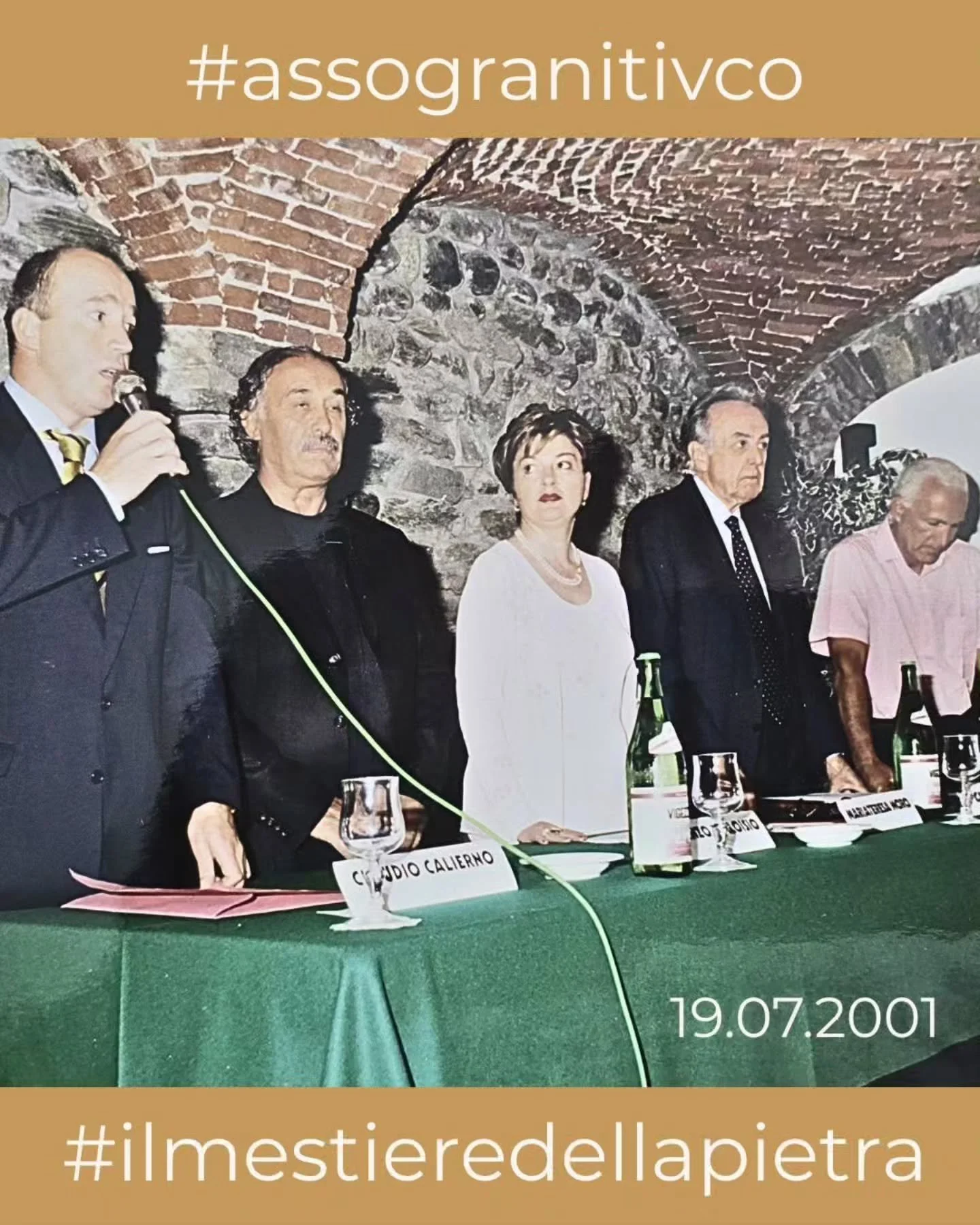 19 luglio 2001.
Il primo consiglio direttivo di Assograniti VCO nel giorno in cui l'associazione si presentava pubblicamente all&rsquo;hotel Corona di Domodossola.

Da sinistra: Claudio Calierno, Lorenzo D'Aloisio, Mariateresa Moro, Carlo Briganti,