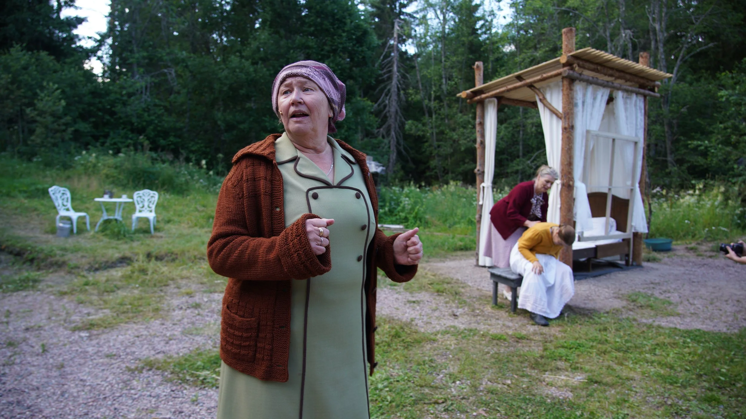 Mummu, taustalla Martta ja Hilja.JPG