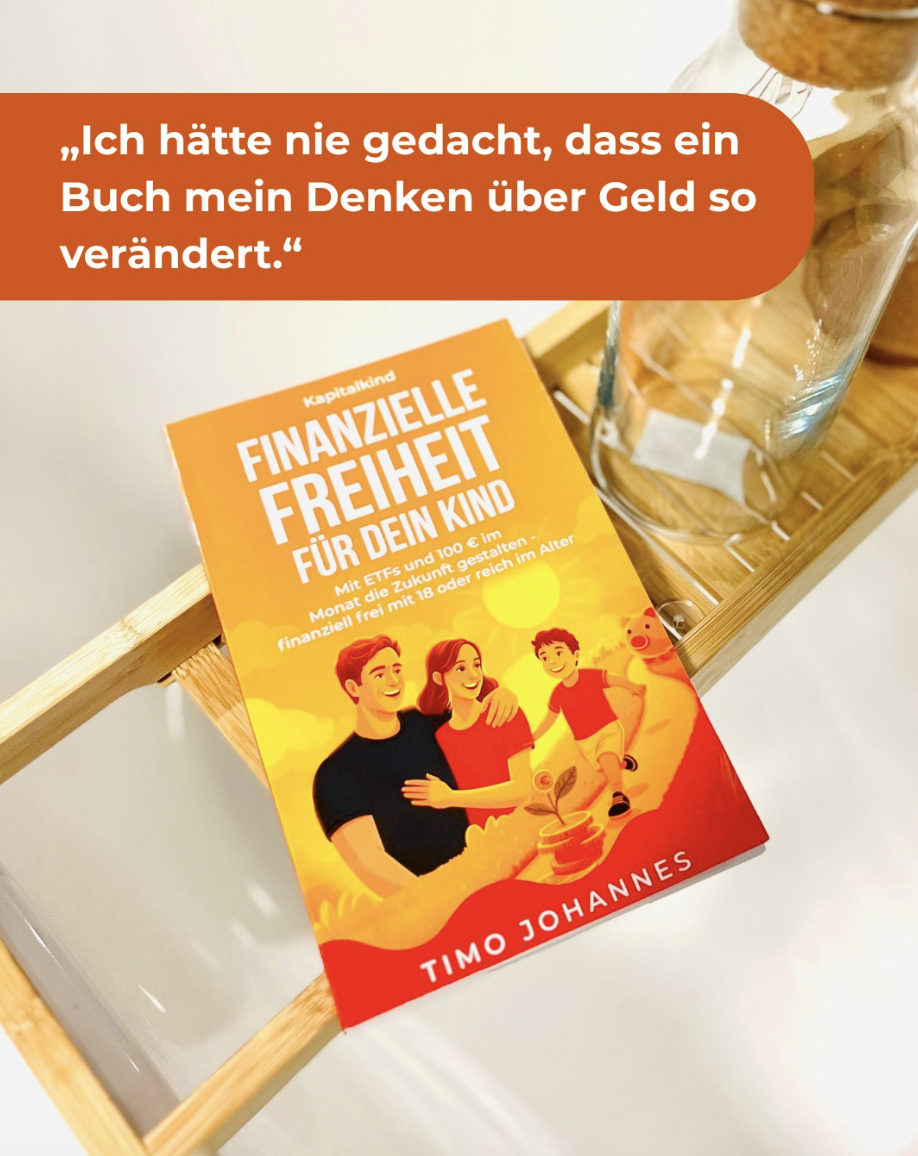 Buchcover mit dem Titel 'Finanzielle Freiheit für dein Kind' von Timo Johannes, zeigt eine Familie mit Kind auf einem orange-gelben Hintergrund.