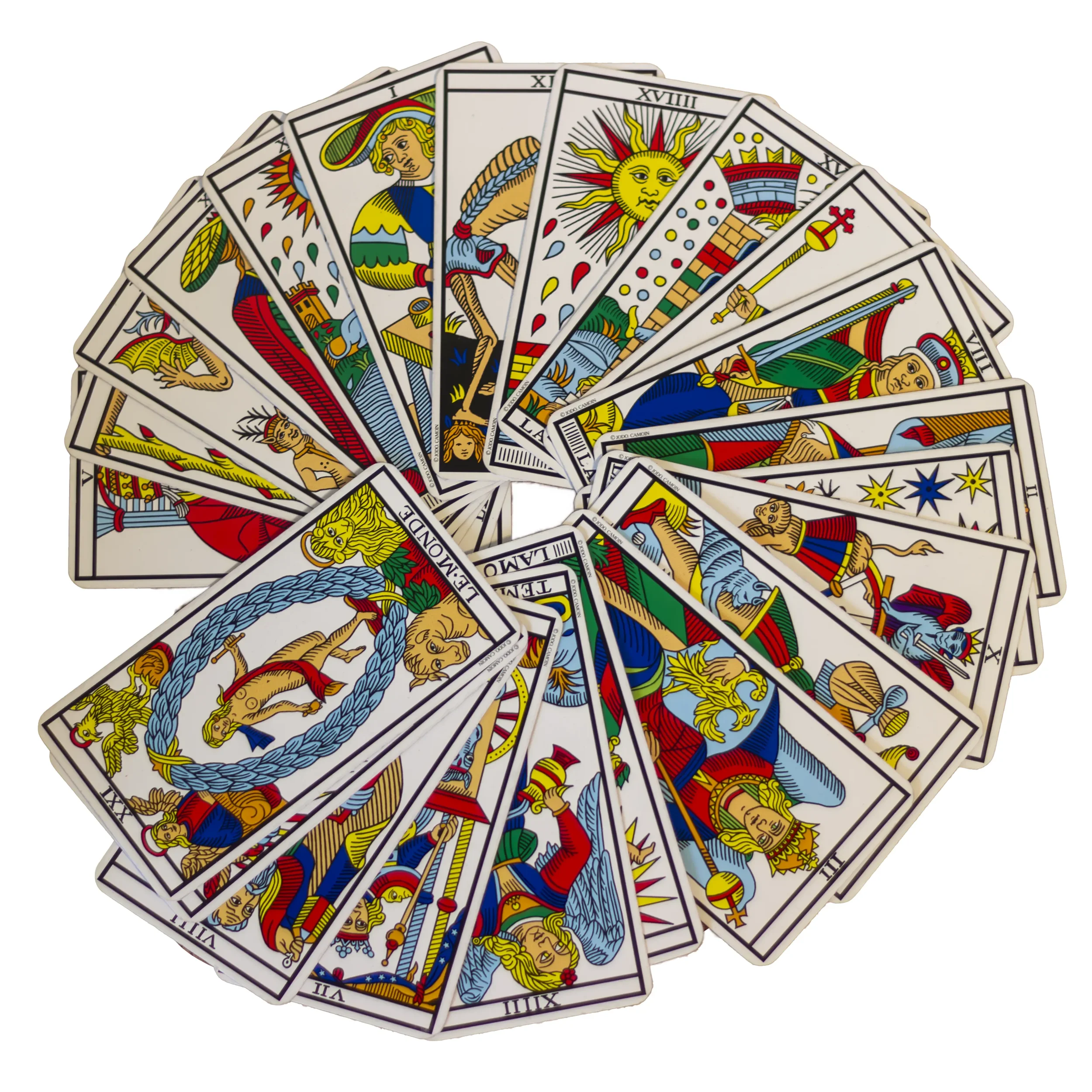 Mazzo di carte dei tarocchi disposti a cerchio, le carte sono colorate e raffigurano figure mitologiche e simboliche.