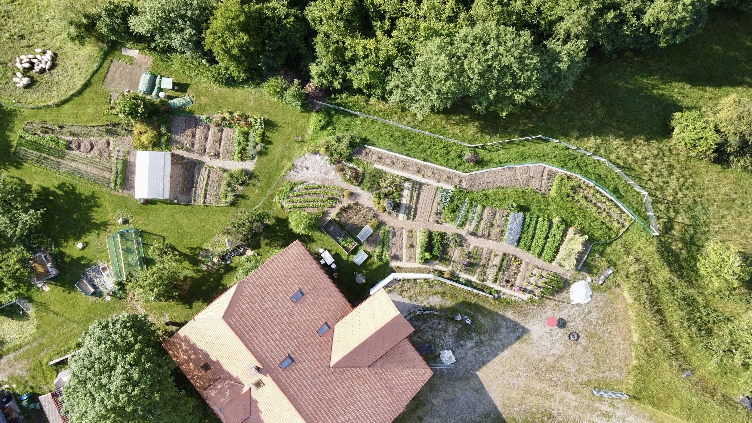 2020: Der Traum wird wahr. 
Tatkräftig gestalten wir weiter am und um unserem Garten.