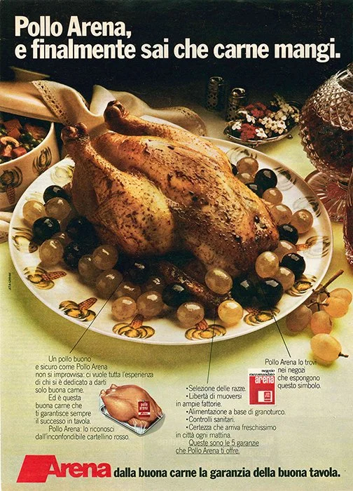 Pubblicità con immagine di un pollo arrosto su un piatto decorato con uva. Testo in italiano che promuove il pollo Arena, sottolineando la qualità e la sicurezza del prodotto.