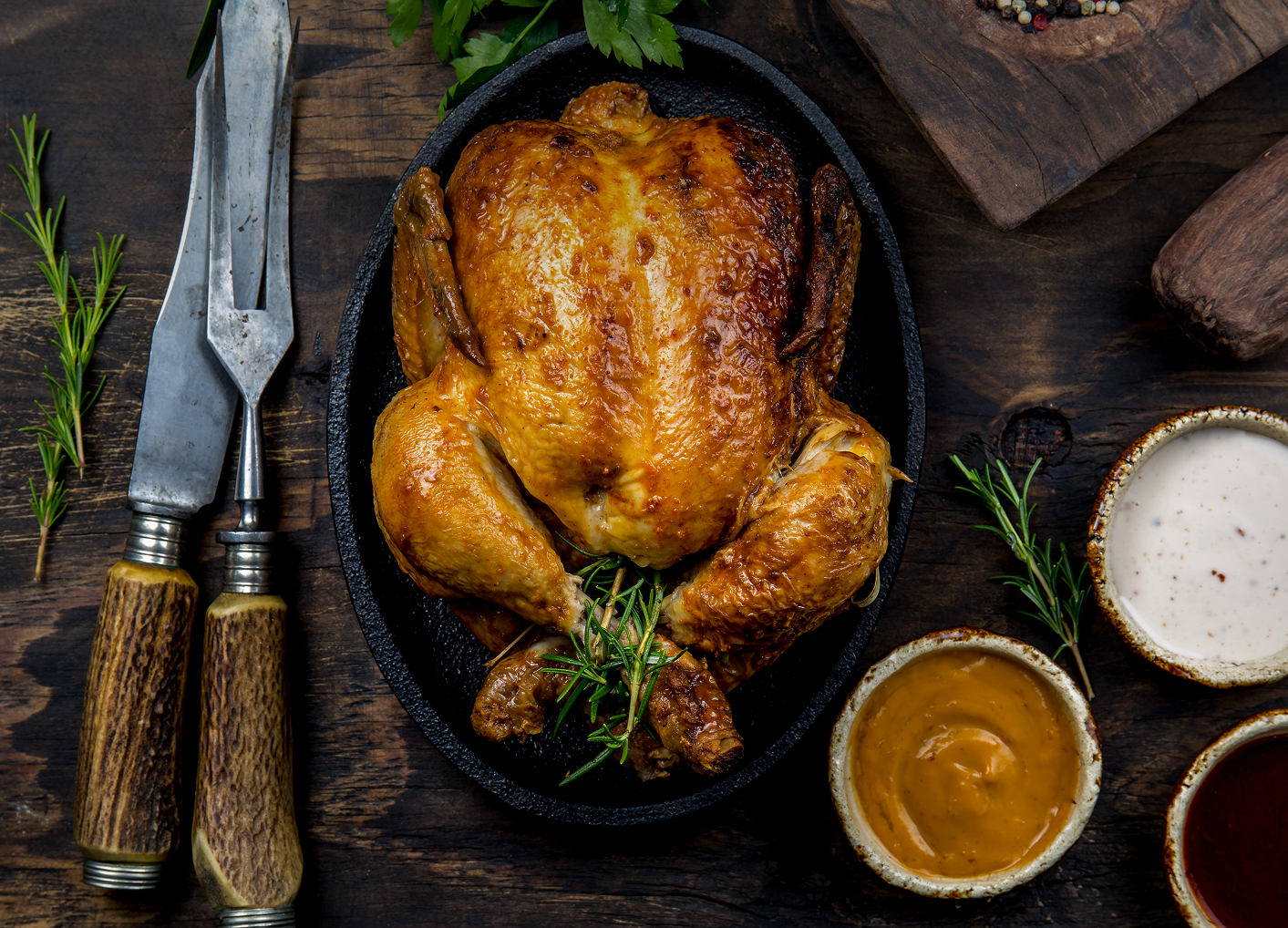 Pollo arrosto con salse e spezie su tavola di legno