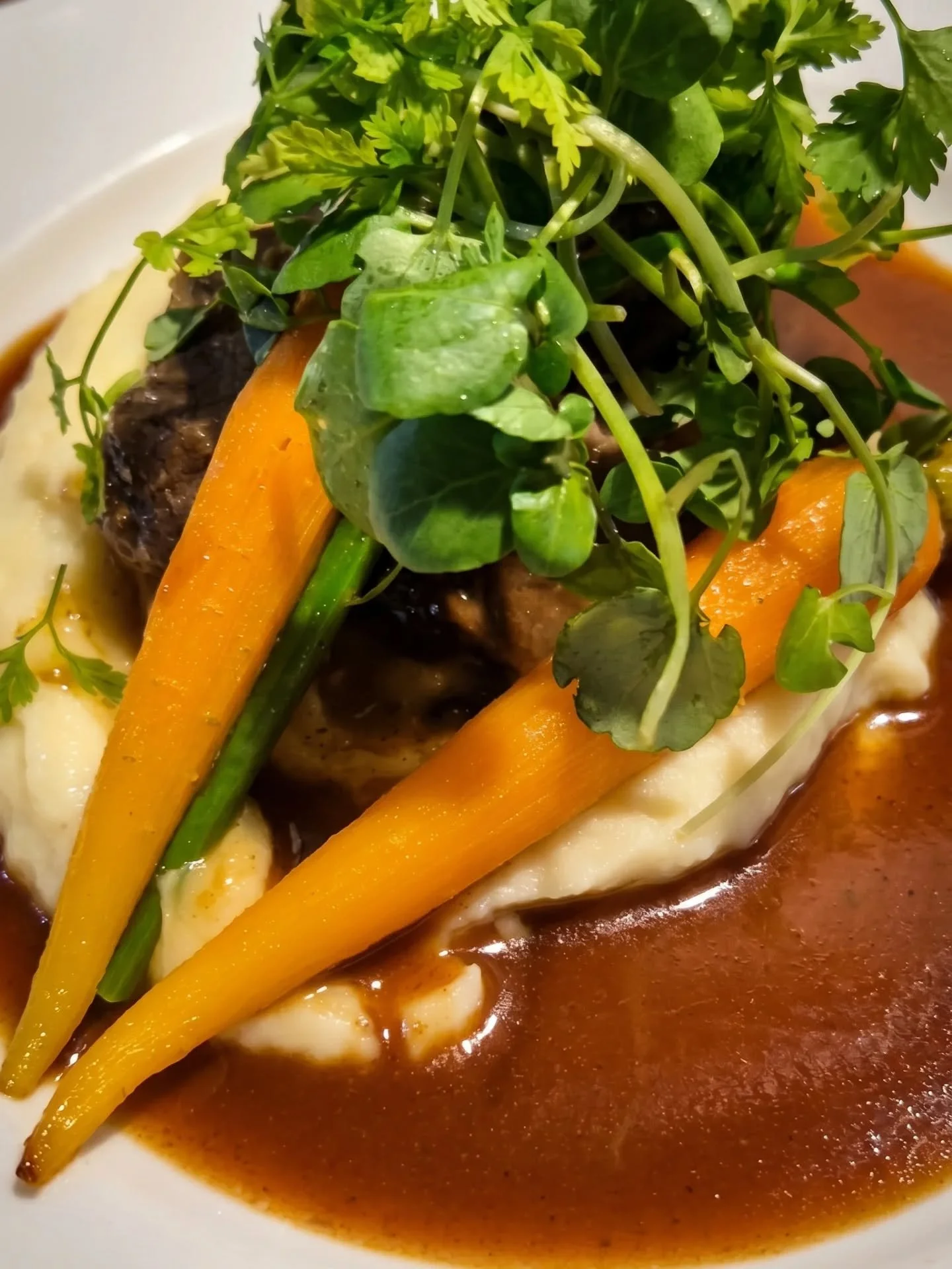 La joue de porc, sauce gochujang &amp; miel, carottes nouvelles, brocolini, mousseline &amp; salade d'herbes (cresson, coriandre, cerfeuil...) ✨️

Un plat qui a fait l'unanimit&eacute; : il para&icirc;t simple et assez r&eacute;confortant pour les mo