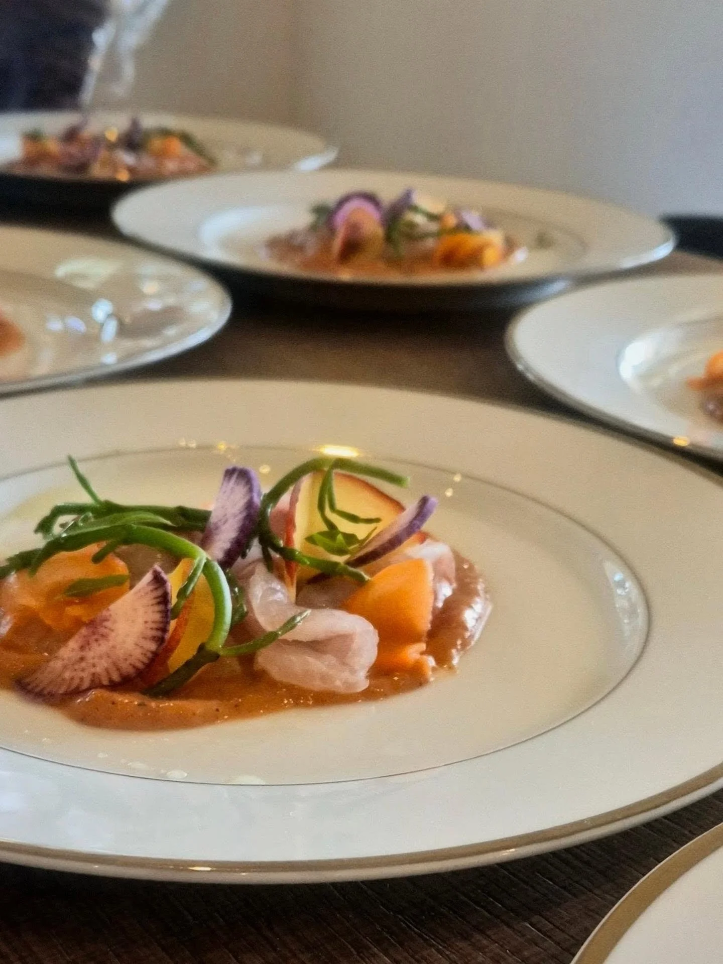 crudo de bar / salsa abricot/p&ecirc;che/ huile de verveine citron / salicornes 

Volaille / courgettes grill&eacute;e, en pur&eacute;e &amp; crue / condiment fenouil/citron confit/ jus cors&eacute;/ capucine

biscuit madeleine citron / figues noires