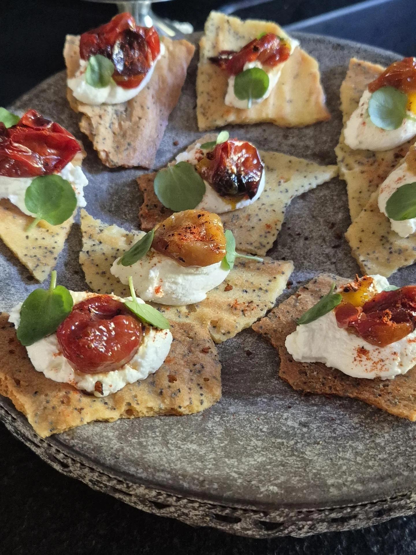 Amuses bouches lately 🌞

1. Crackers pavot &amp; piment d&rsquo;Espelette, ricotta &amp; tomate cerise confite au rapadura, pousses de cresson

2. Concombre, ch&egrave;vre, &oelig;ufs de truite, framboise &amp; pousses de fenouil

3. Focaccia, auber