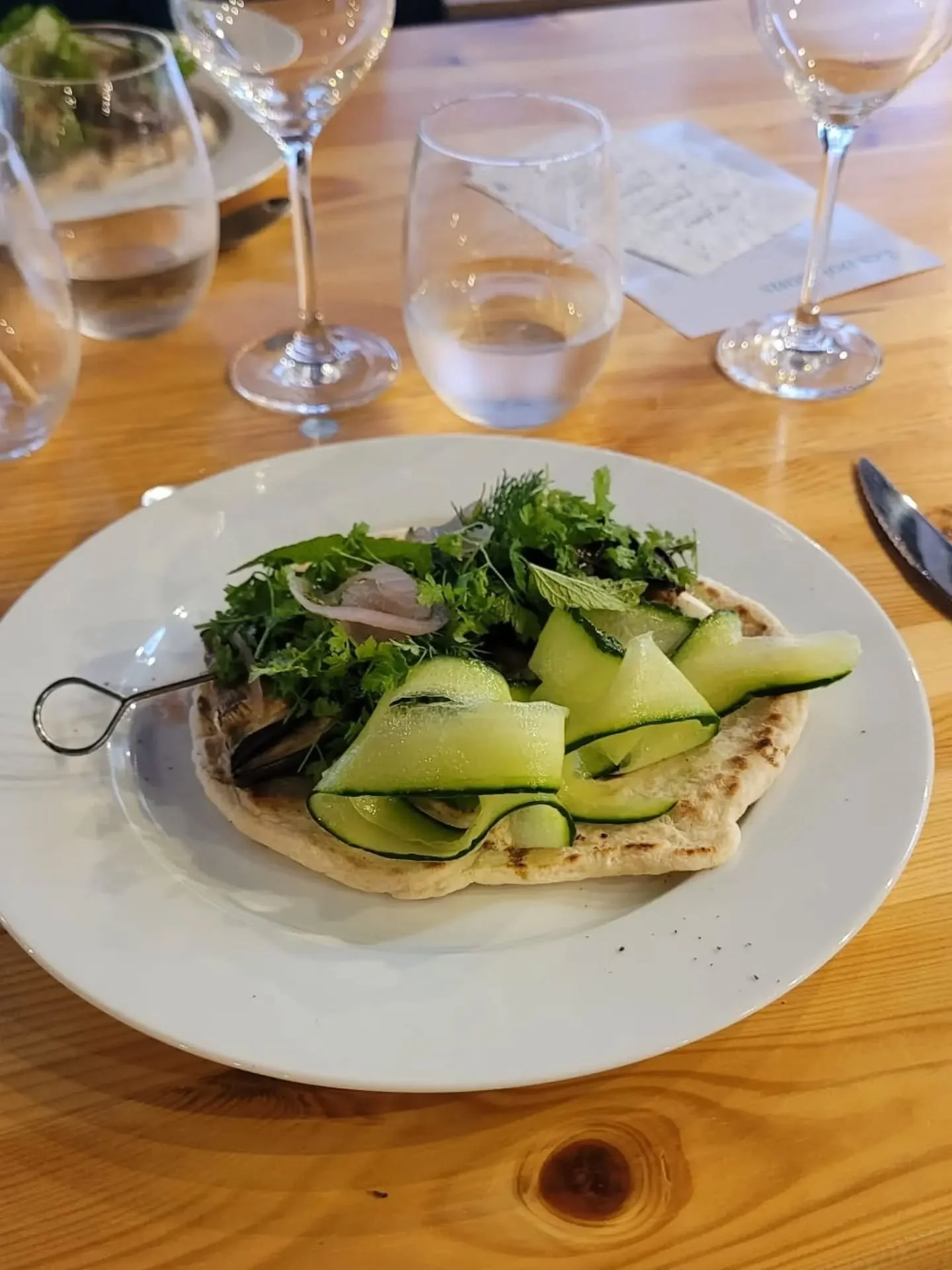 Shawarma d&rsquo;aubergine teriyaki, labneh sumac, concombre, cerfeuil &amp; aneth + cueillette du jardin (m&eacute;lisse, sauge, achill&eacute;e) oignons rouges au vinaigre 

L'aubergine est cuite en lamelles sur un pic &agrave; brochette et laqu&ea
