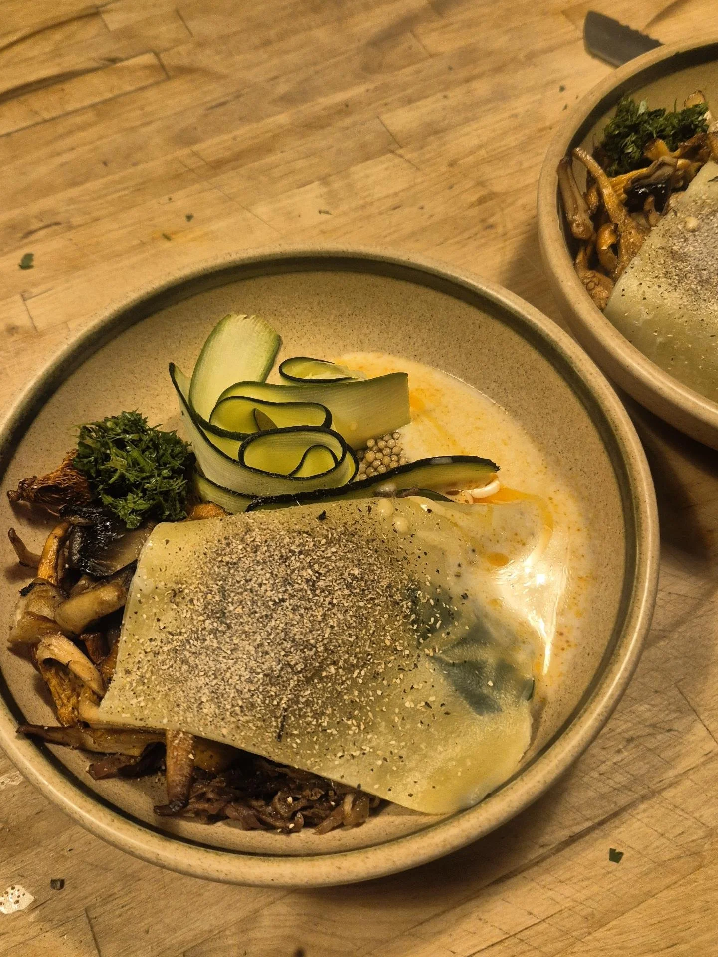 Fan de ce plat, qui va si bien dans ce joli d&eacute;cor, comme une douce transition vers l'automne 🍂

Raviole ouverte, b&oelig;uf effiloch&eacute; &amp; jus cors&eacute;, premi&egrave;res girolles, condiment herbac&eacute;, cr&egrave;me d'amande tr