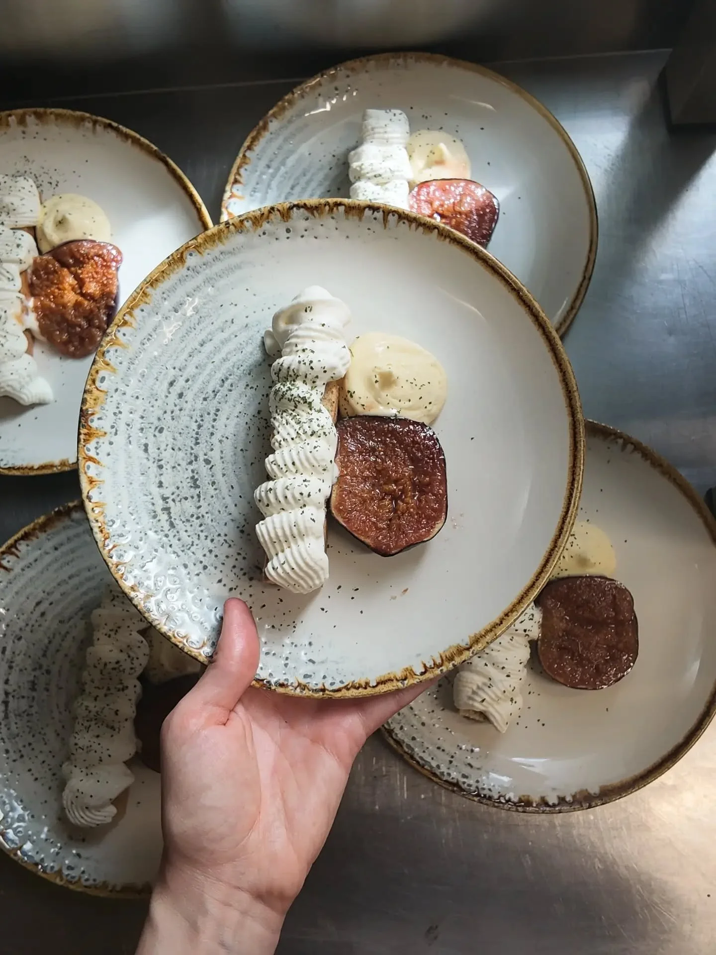 Un mois de septembre bien rempli, plein d'amour et de nourriture 

Filet de b&oelig;uf Charolais, pur&eacute;e de c&eacute;leri rave au caf&eacute;, jus de viande, chips d'&eacute;chalote, cresson

Note &agrave; moi-m&ecirc;me : poser mes couteaux av