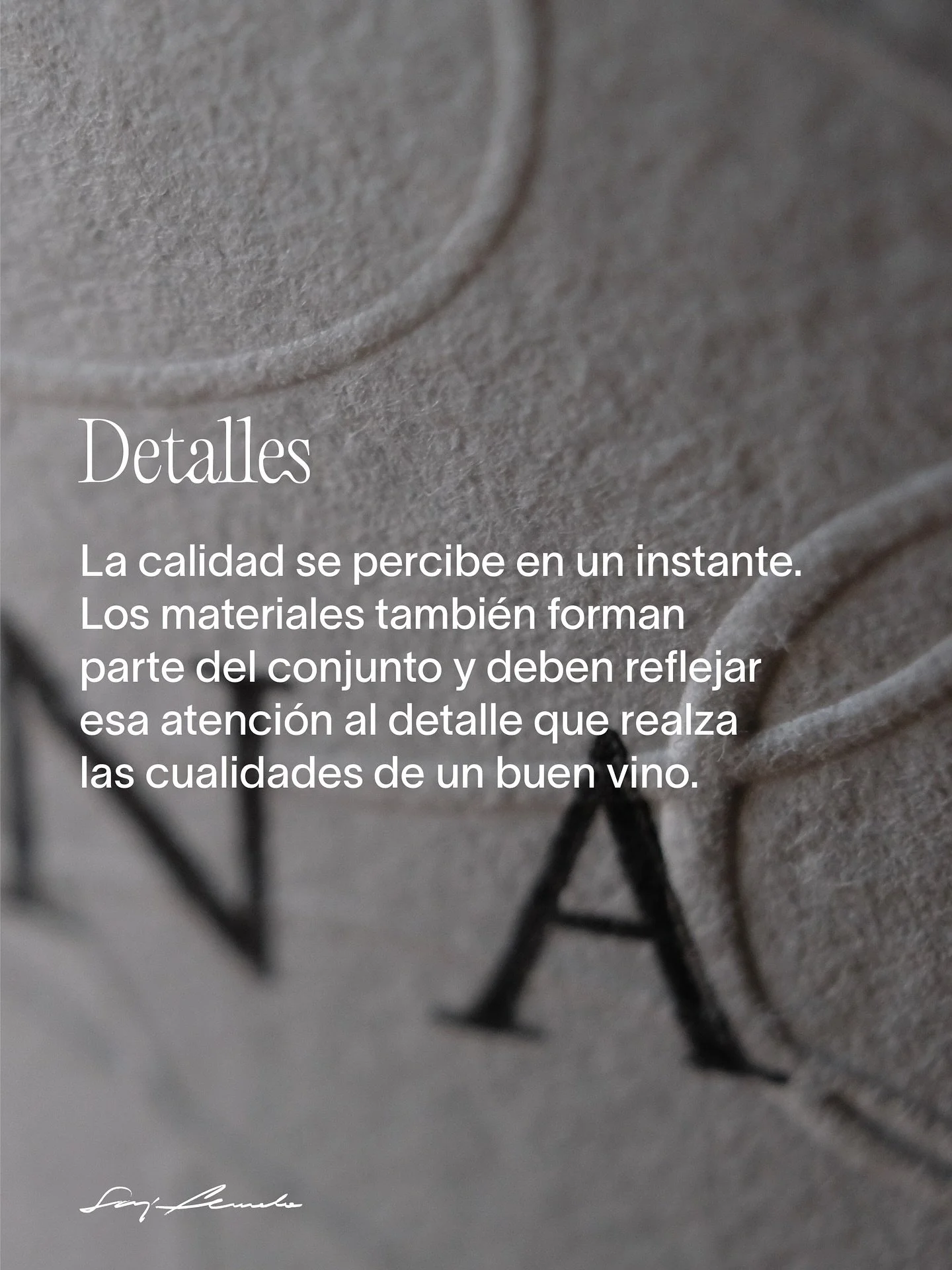 La calidad no solo debe ser visual, los distintos materiales pueden decir tanto como una imagen. 
En el dise&ntilde;o de un vino, cada textura y cada acabado comunican la atenci&oacute;n que hay detr&aacute;s. Los materiales son parte del relato, ref