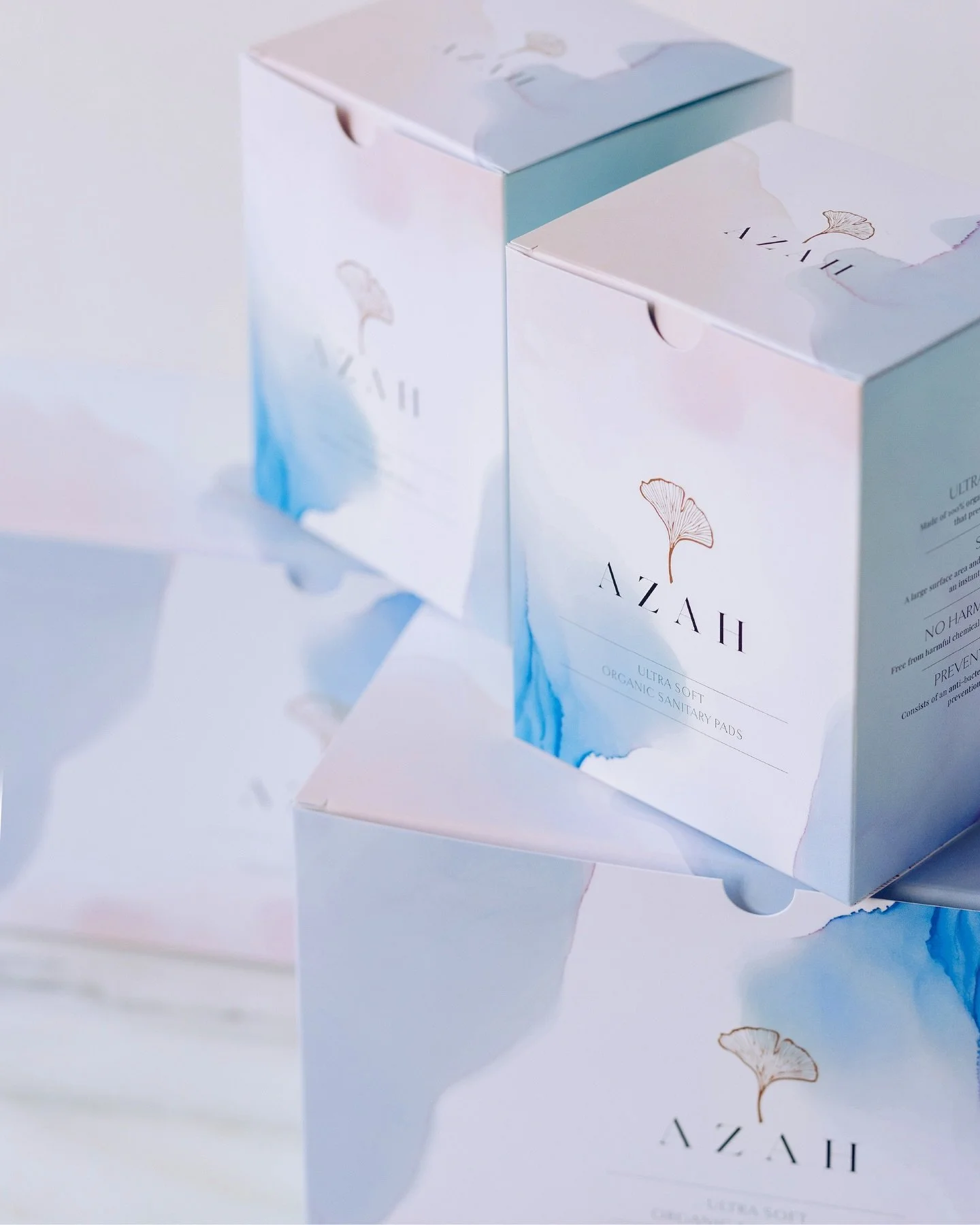 Soft, clean &amp; premium. 
Delicadeza visual. Azah combina una gama crom&aacute;tica serena con un dise&ntilde;o limpio y org&aacute;nico. Una est&eacute;tica pensada para reforzar la sensaci&oacute;n de suavidad y confort del producto.
.
.
.
#packa