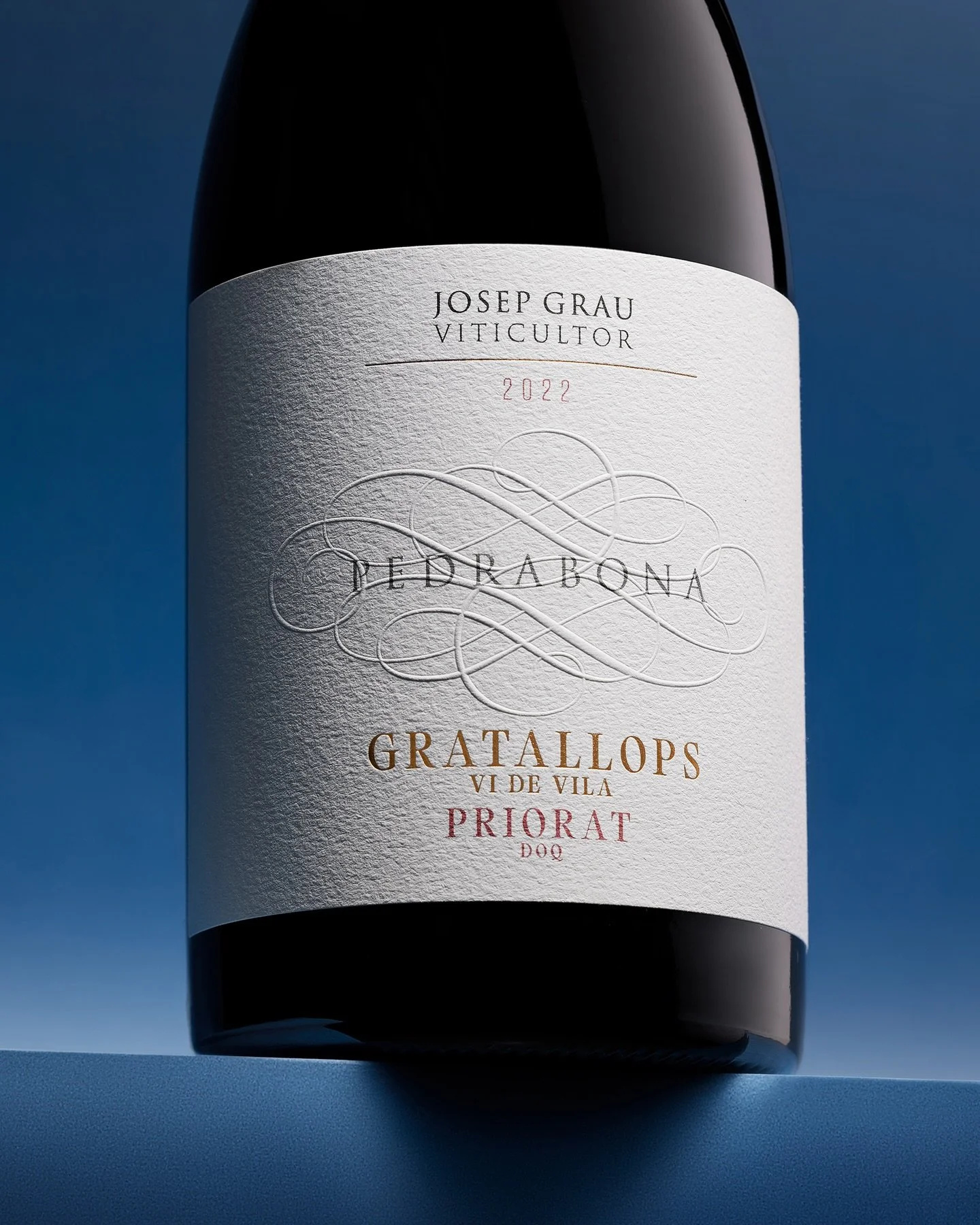 Cada textura y cada acabado cuentan la atenci&oacute;n al detalle que hay detr&aacute;s de la producci&oacute;n de un vino. Los materiales son parte del relato, refuerzan la autenticidad y elevan la percepci&oacute;n del conjunto.
.
.
.
#branding #pa