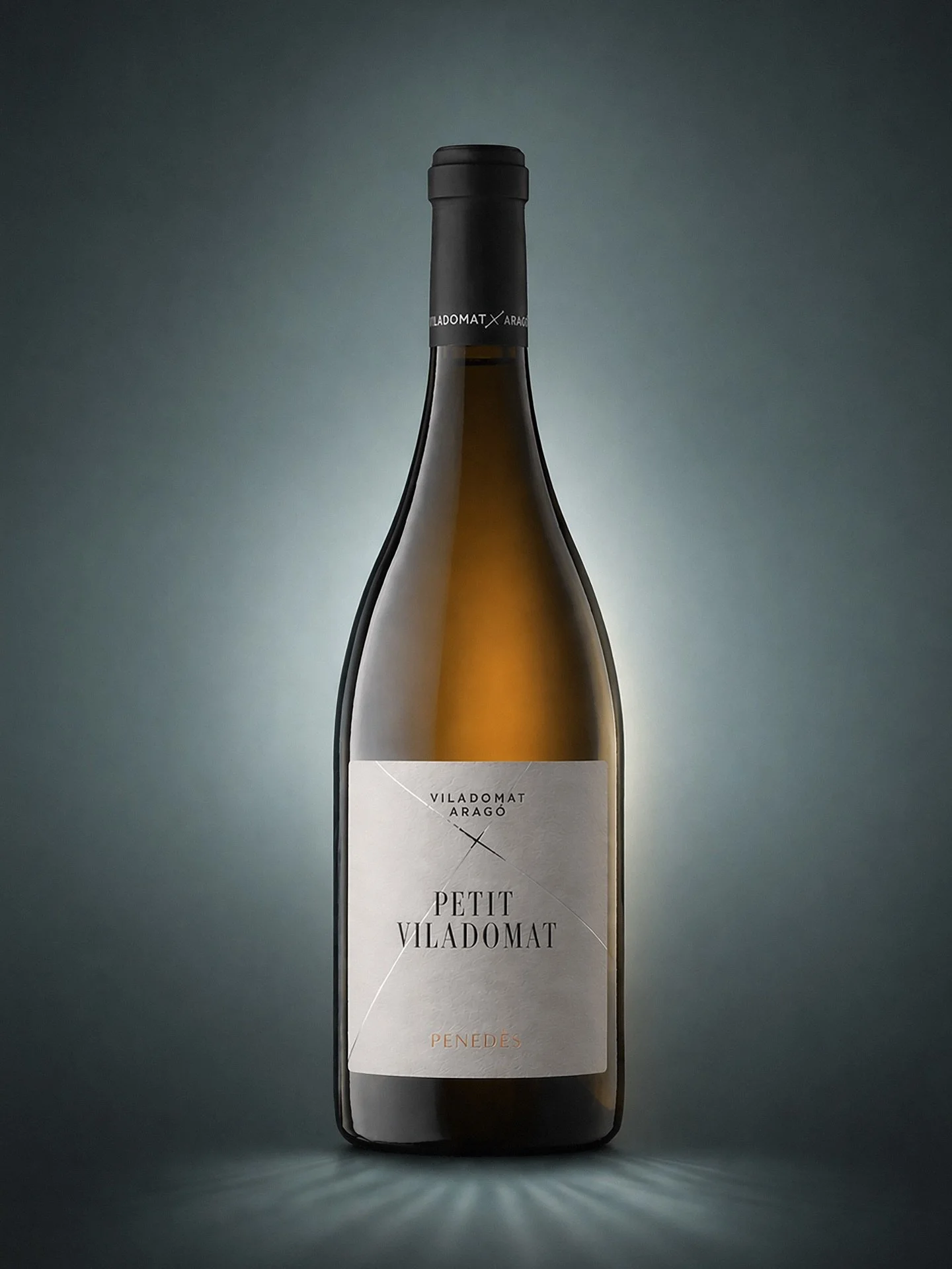 Redisseny de la col&middot;lecci&oacute; Viladomat-Arag&oacute;. Definici&oacute; d&rsquo;un sistema gr&agrave;fic com&uacute; per unificar la gamma i ordenar-ne la lectura. Petit Viladomat, Xarel&middot;lo 100% de s&ograve;ls argilosos.
.
.
.Redisse