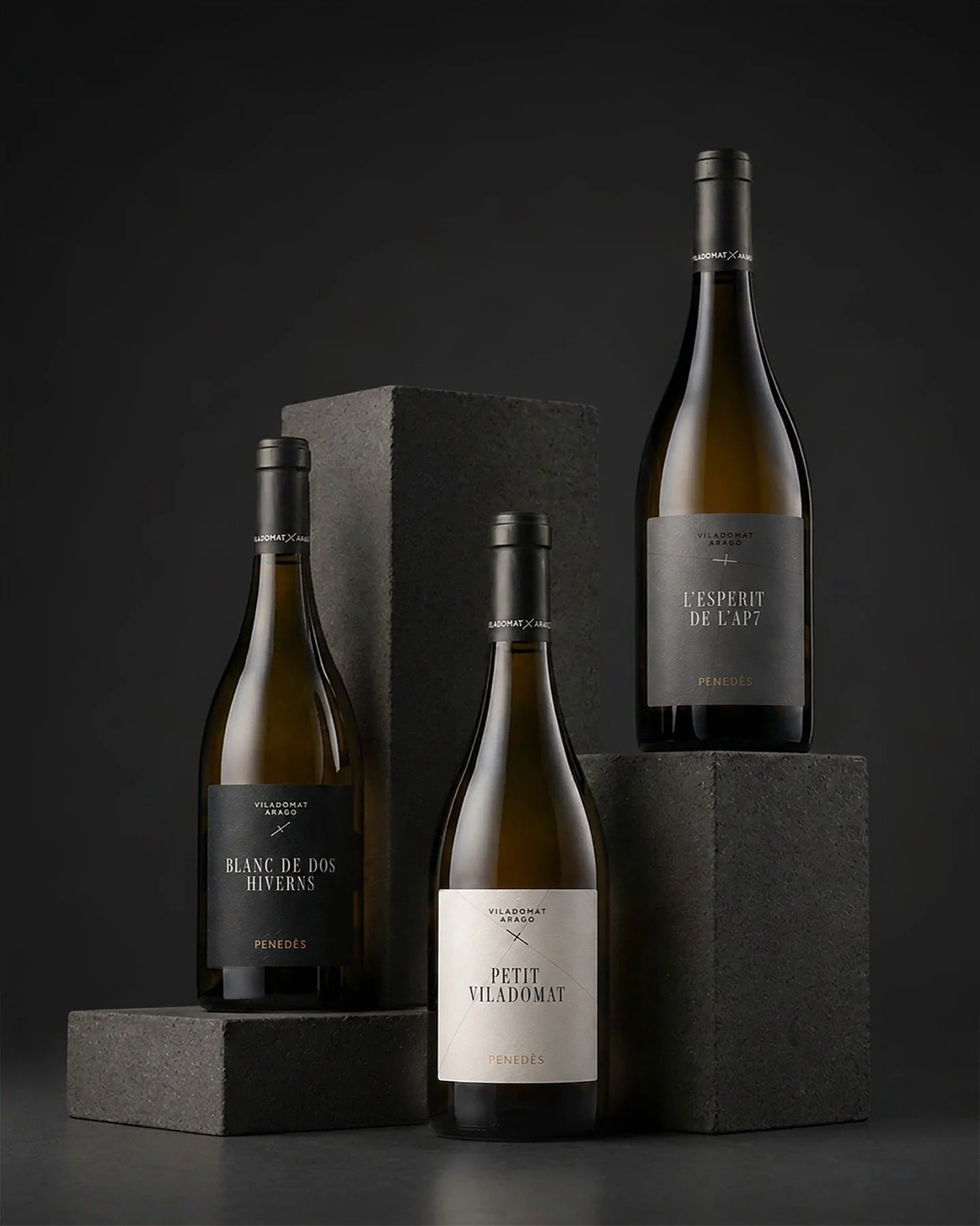 Redisseny de la col&middot;lecci&oacute; Viladomat-Arag&oacute;.  Definici&oacute; d&rsquo;un sistema gr&agrave;fic com&uacute; per unificar la gamma i ordenar-ne la lectura. 
.
.
.
#penedes #naturalwine #vinsnaturals #identitatvisual