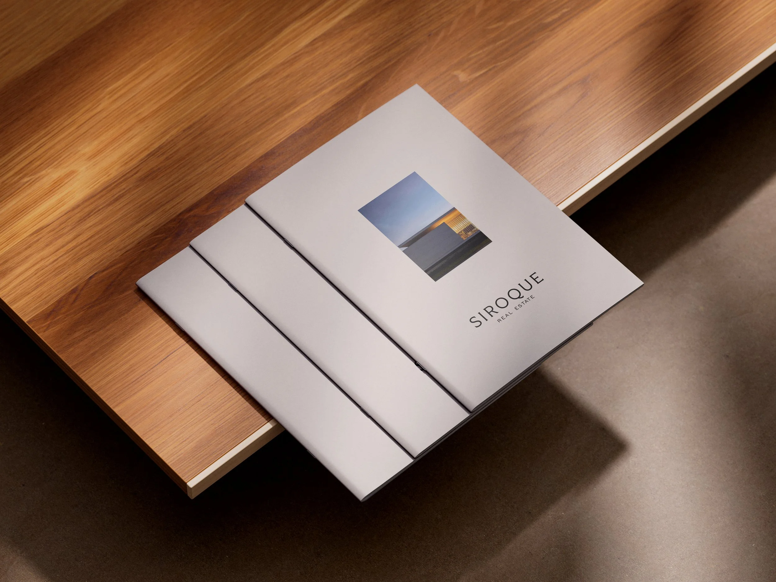 Siroque
Identidad de marca y sistema visual aplicado a un proyecto inmobiliario.
Más proyectos en la web.
.
.
.
#Branding #IdentidadVisual #RealEstateBranding #DiseñoDeMarca #DirecciónCreativa