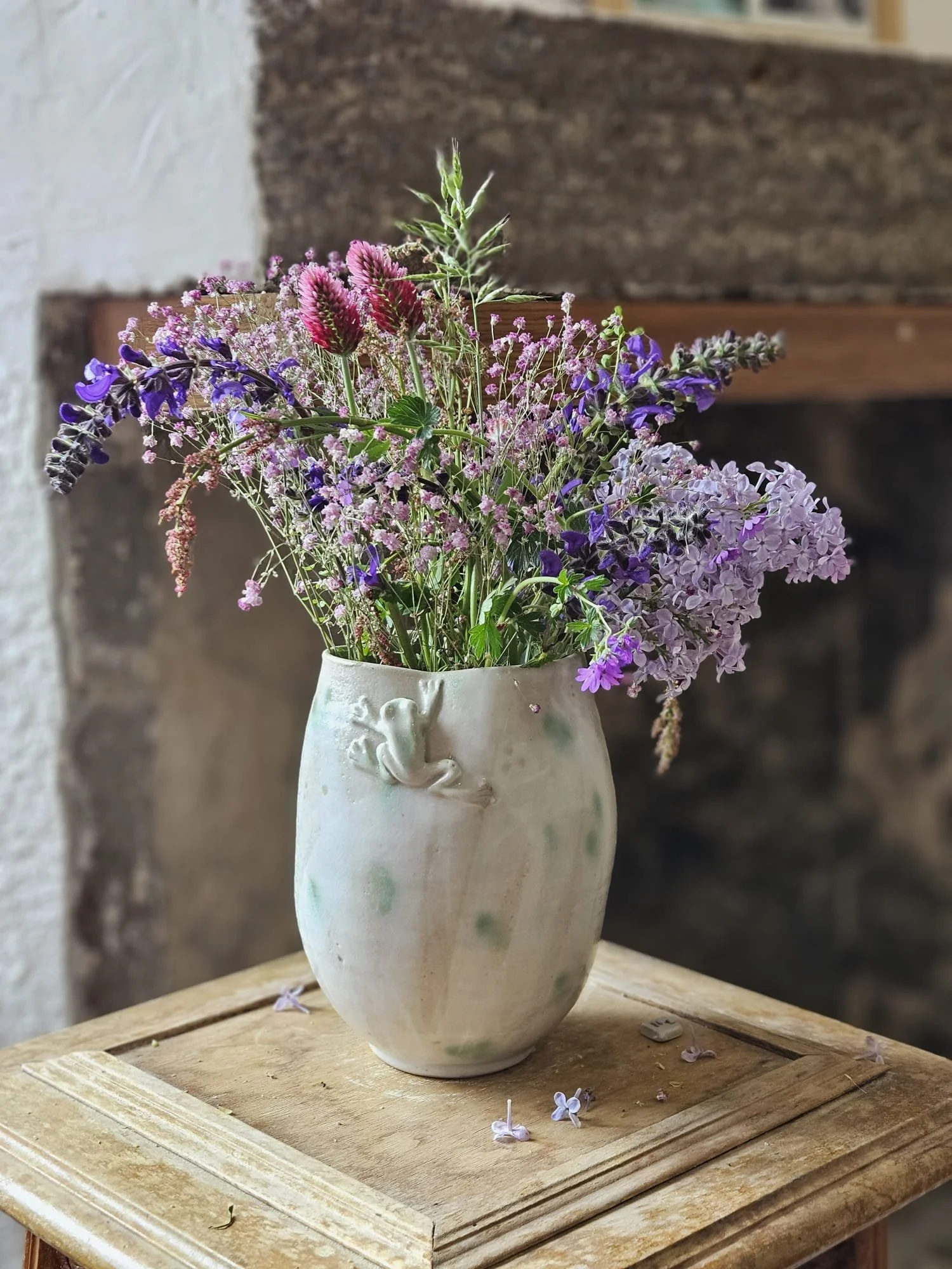 vase grenouille bouquet fleurs des champs.jpg