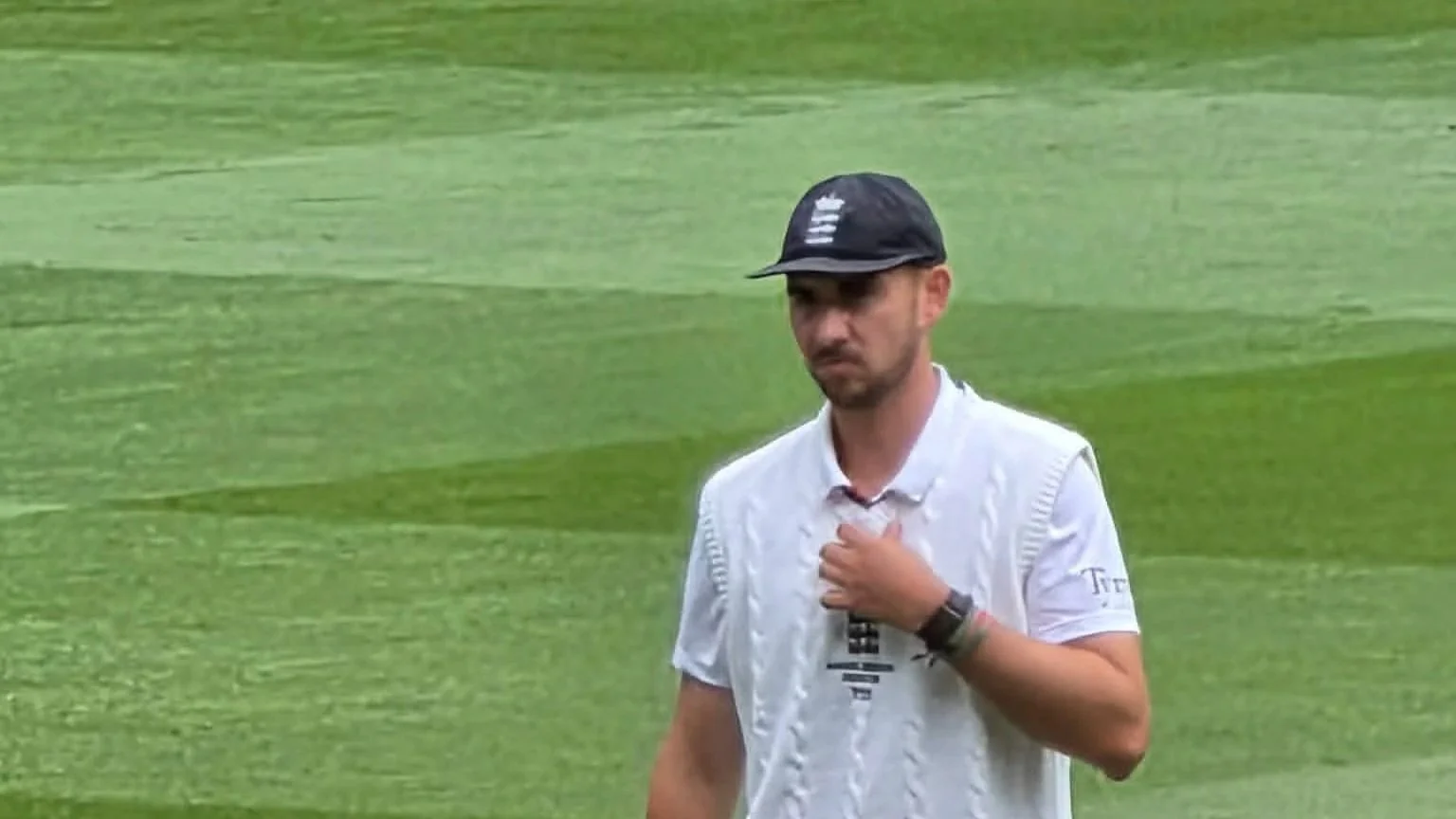 Wickets tumble on frenetic Boxing Day as Australia take the upper hand