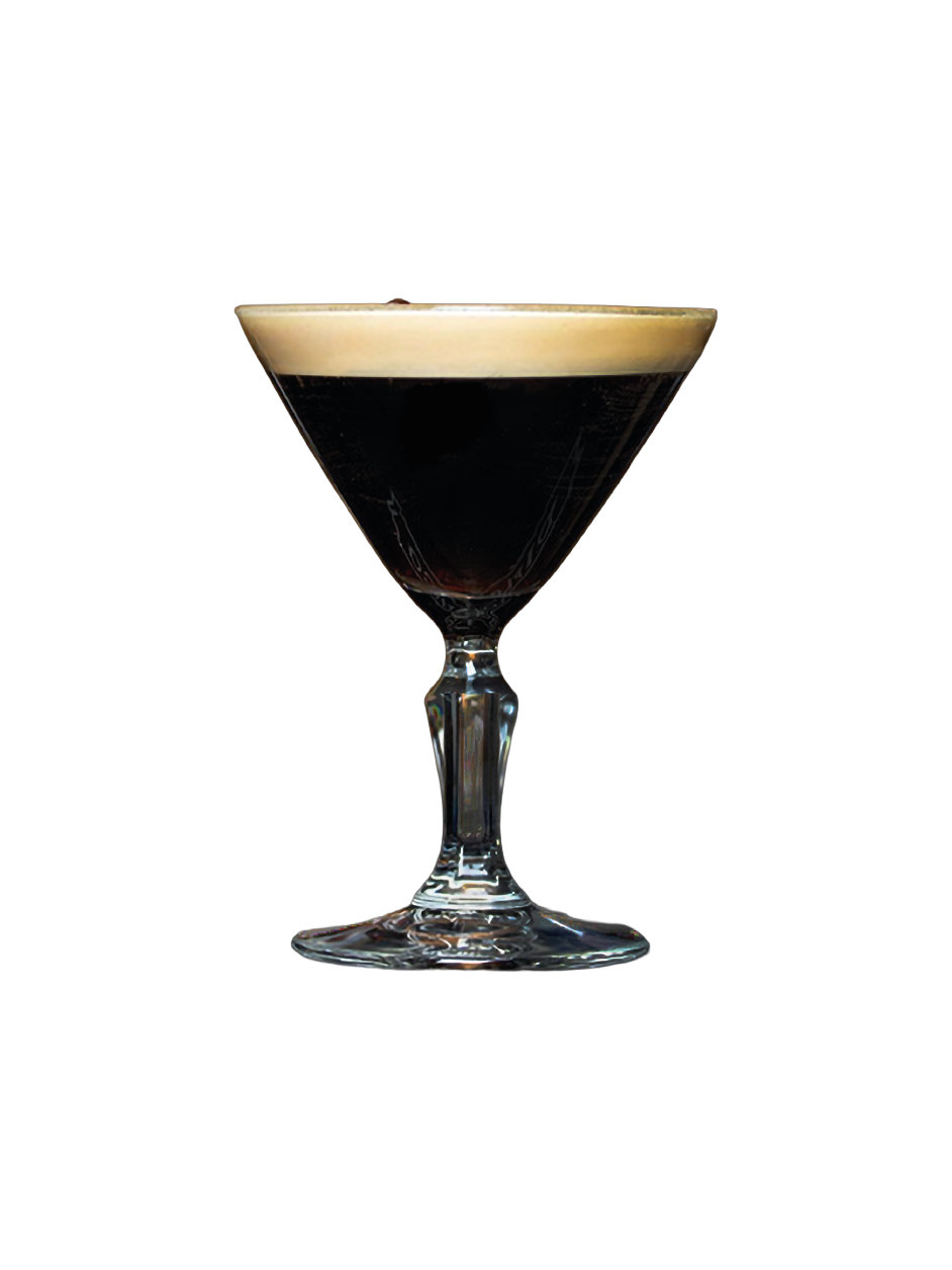 Piernas de una mujer en zapatos de tacón con plantas de purpurina, sentada en un sofá, con dos bebidas en las mesas cercanas y acompañada por dos hombres con bebidas, en un ambiente de bar o club nocturno.