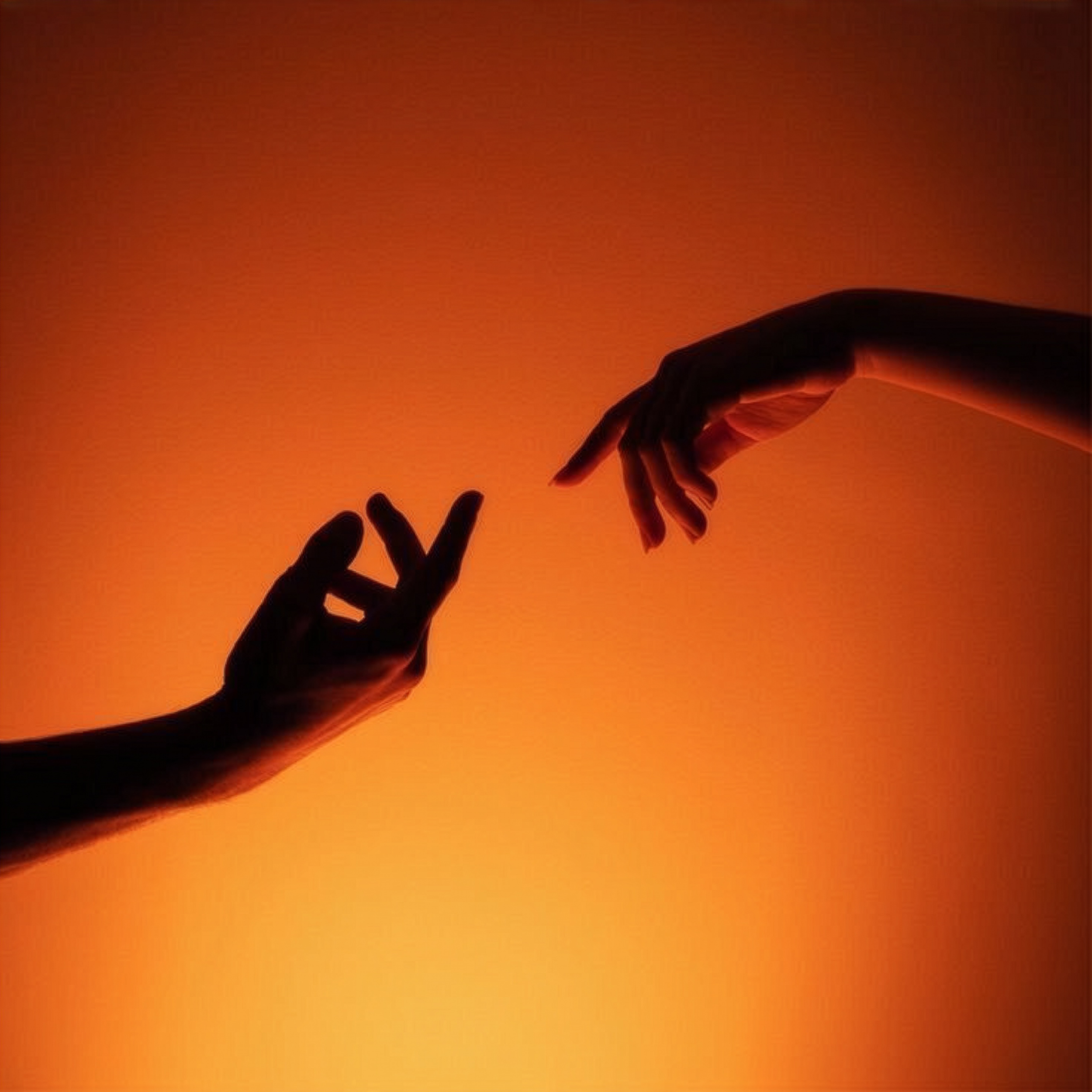 Manos humanas alcanzándose en un fondo anaranjado oscuro