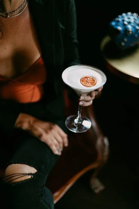 coctel con espuma mujer con clase