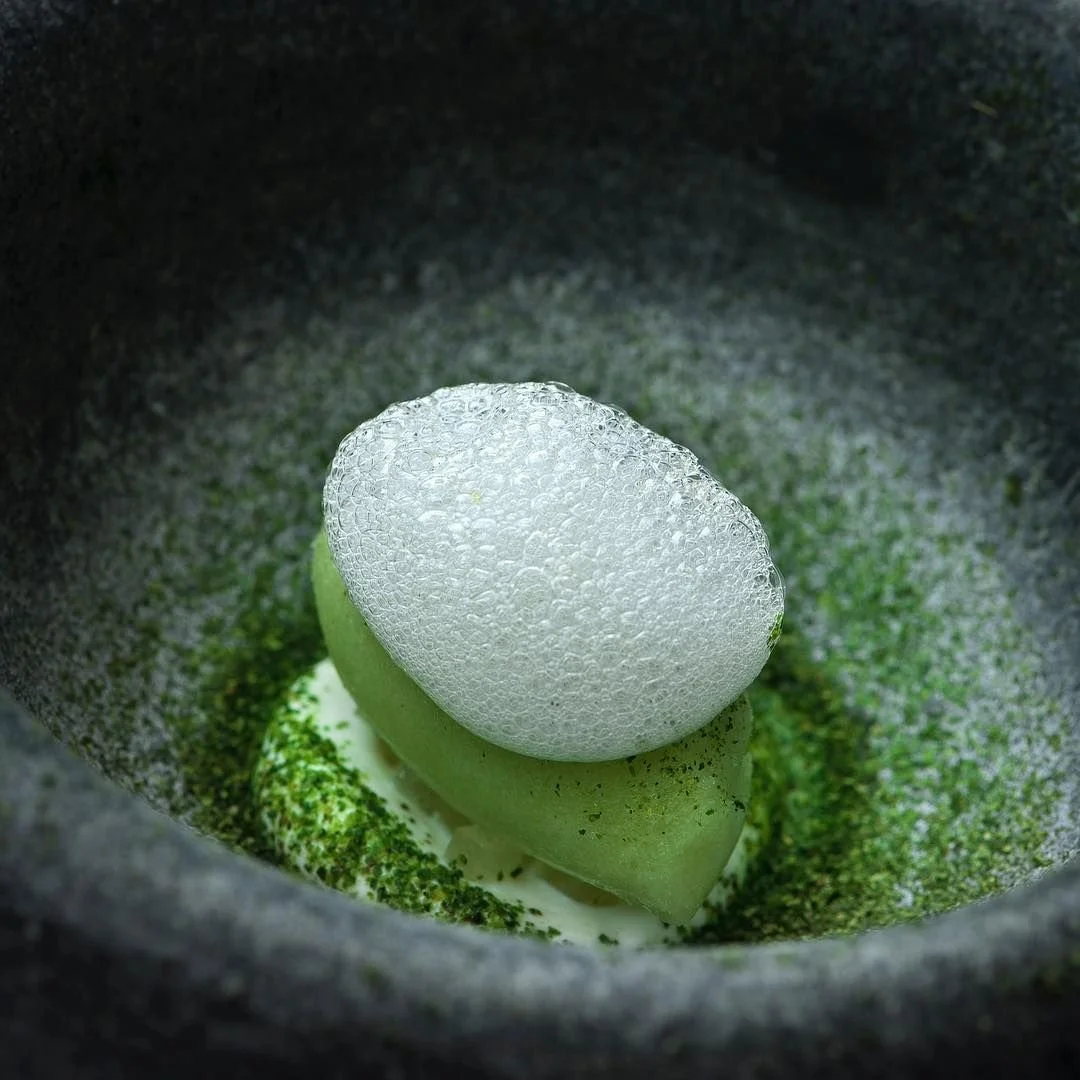 Cerveza en proceso de elaboración en un molino con espuma en la superficie.