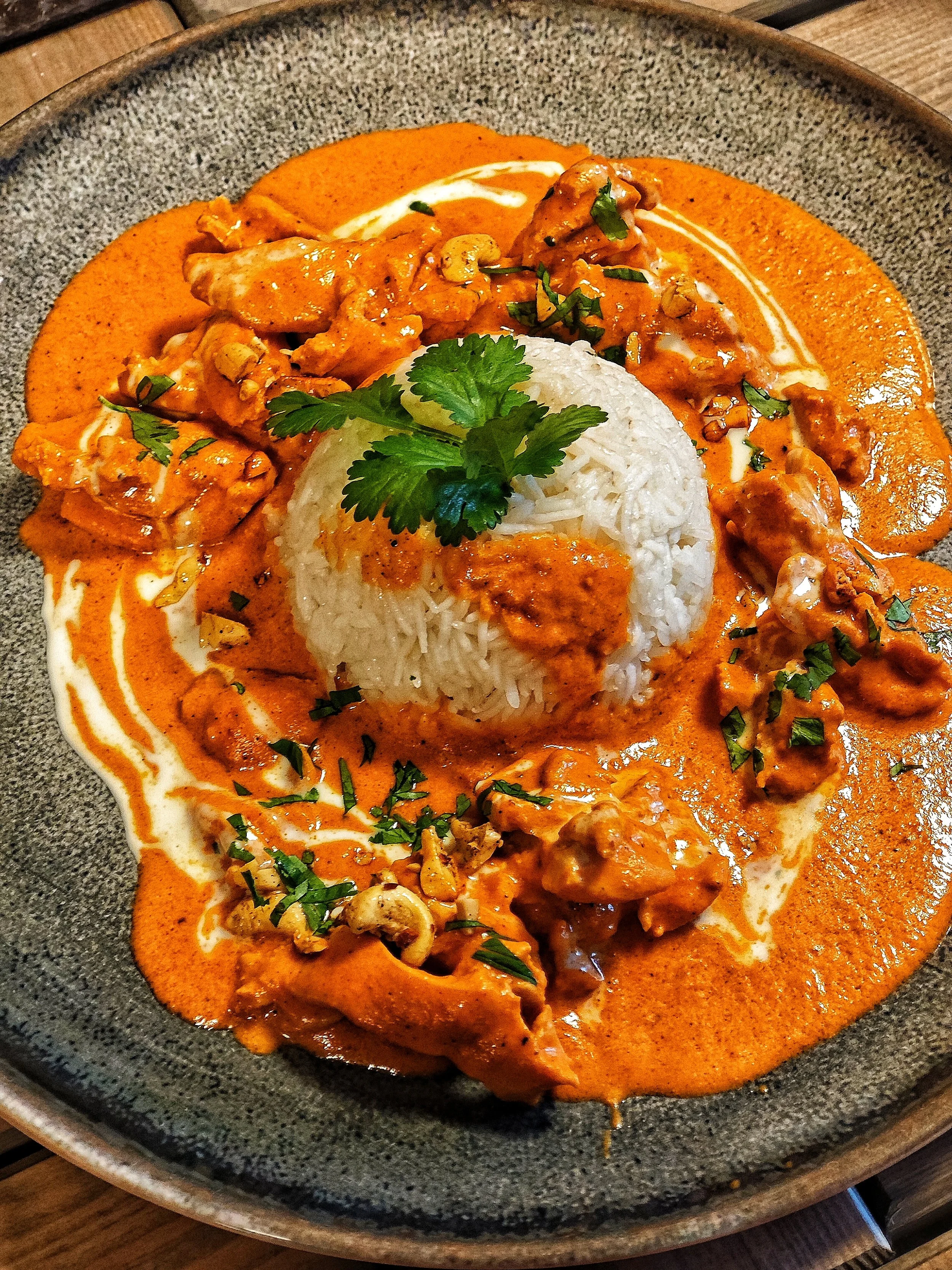 Butter Chicken mit Basmatireis und Cashewnüssen