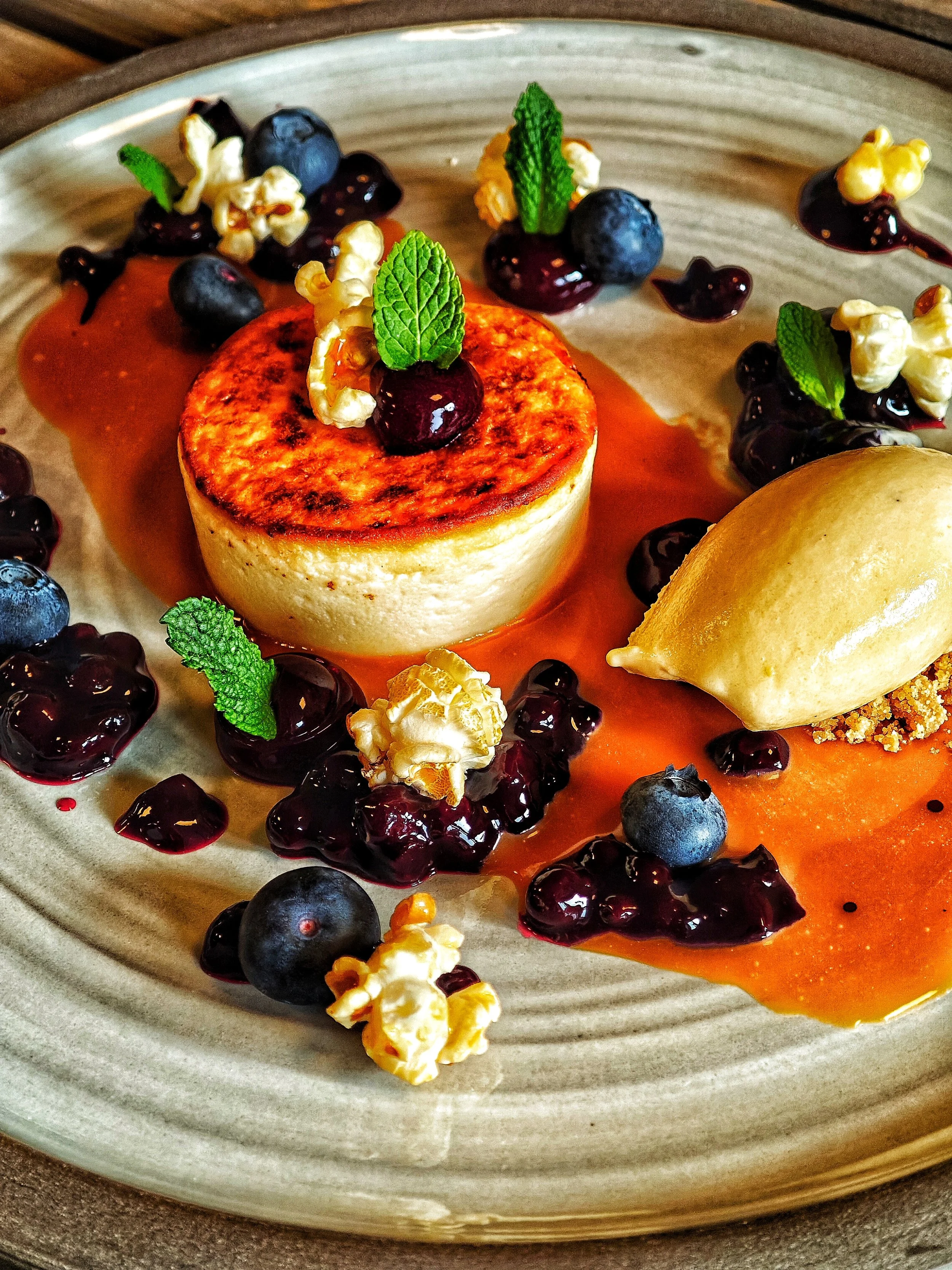 Käsekuchen mir Blaubeeren und Popcorn