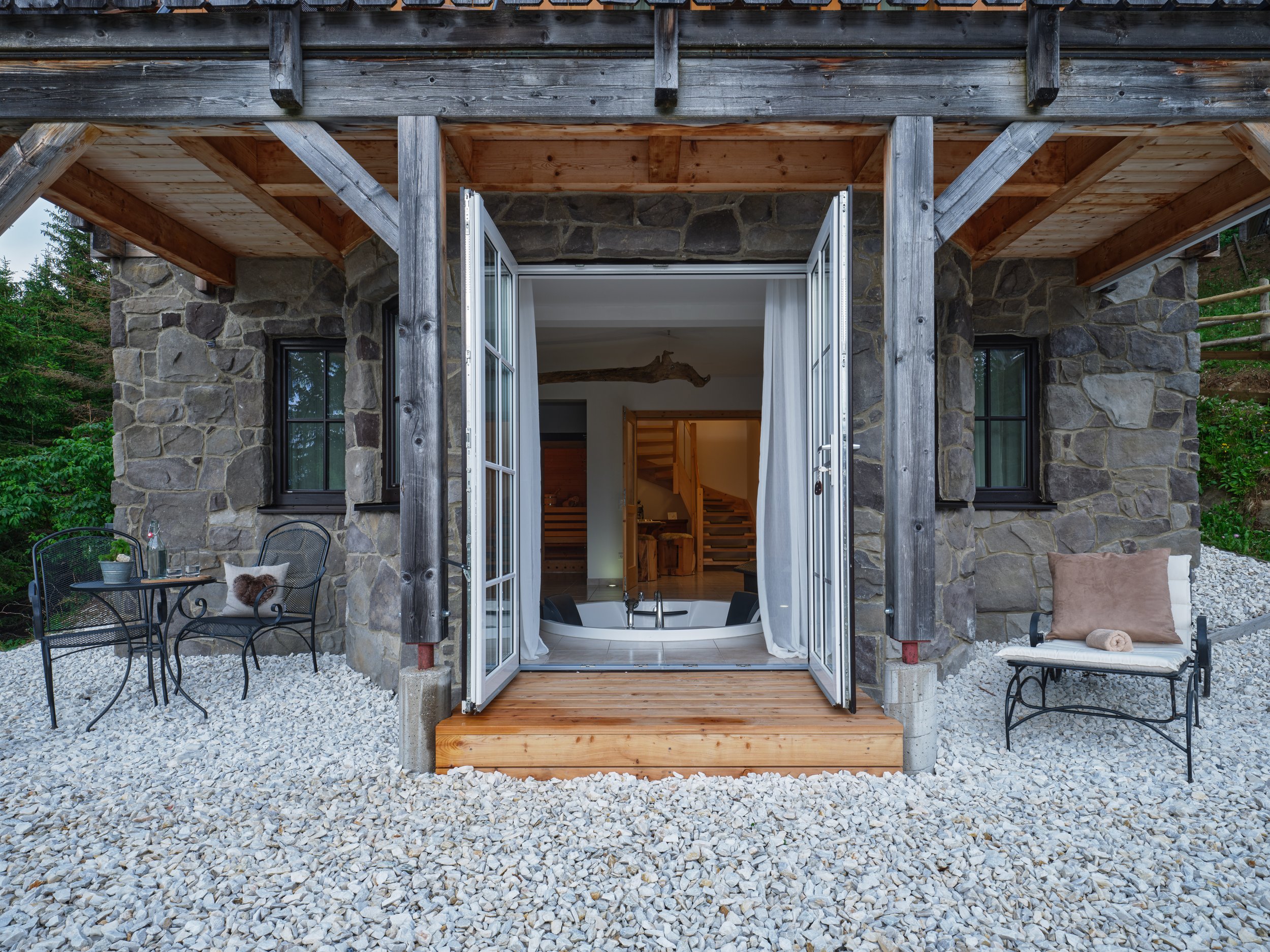 Alm Chalet Eingang Kärnten.jpg