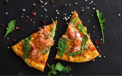 deux parts de pizzas savoureuses roquette et jambon de parme